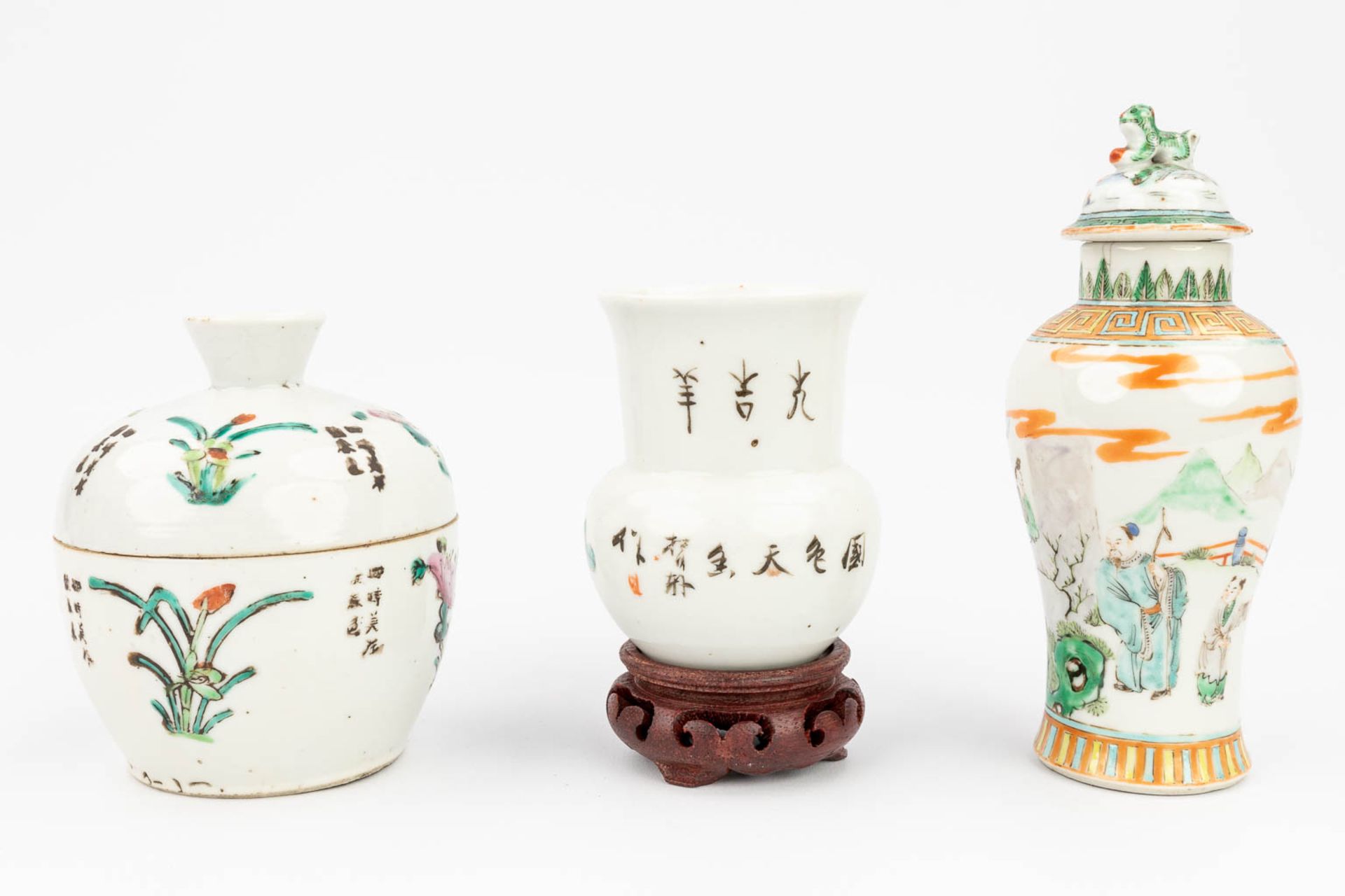 An assembled collection of 19 pieces of cups, saucers, bowls and pots made of Chinese porcelain. (H - Bild 12 aus 30