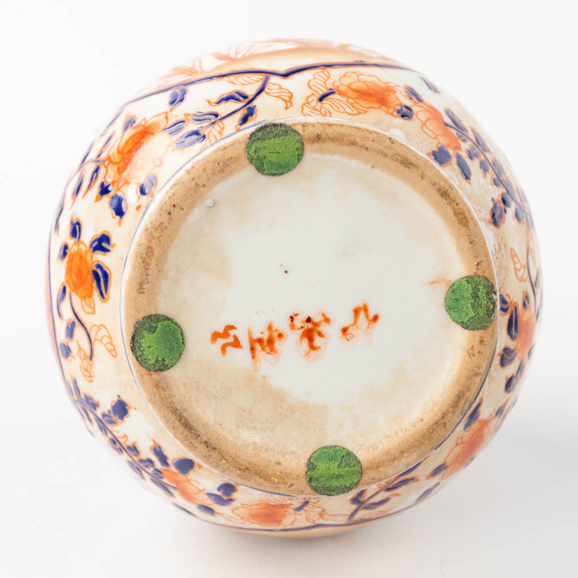 A collection of 30 pieces of porcelain and faience and porcelain, made in Japan, Imari. (H:25,5 x D: - Image 5 of 14