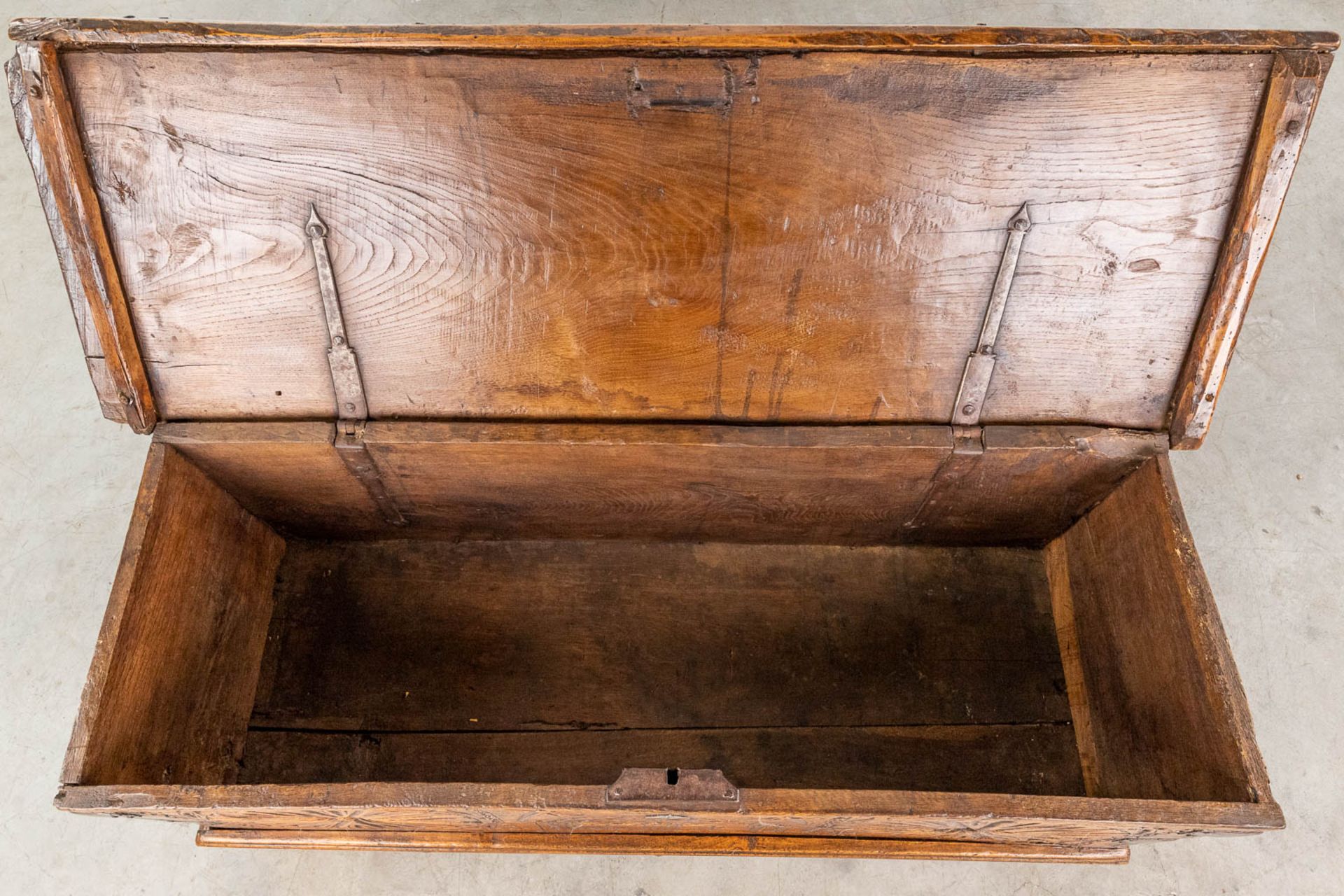 An antique chest, made of sculptured wood panels. (L:48 x W:136 x H:55 cm) - Bild 15 aus 18