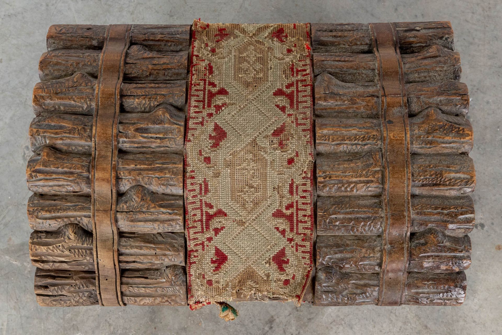 A decorative chest with wood sculptures finished with fabric. (L:39 x W:64 x H:51 cm) - Bild 10 aus 15