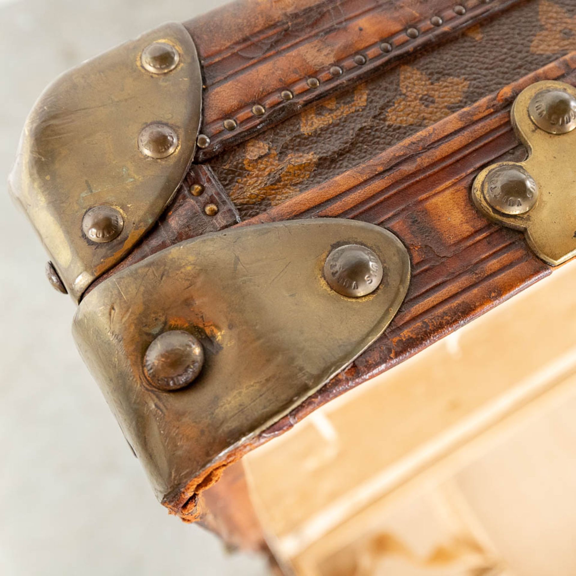 Louis Vuitton, a large and antique suitcase. (L:63 x W:113 x H:72 cm) - Bild 22 aus 25
