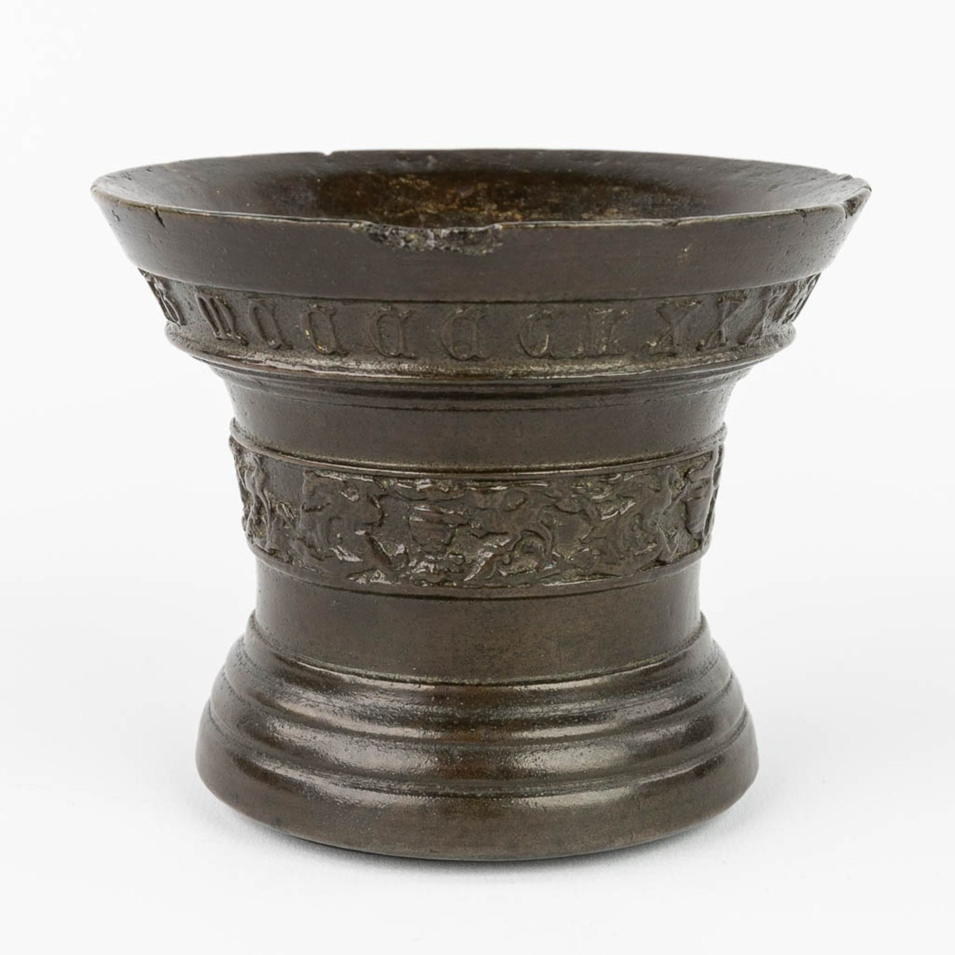 An antique mortar, made of bronze and marked 'Petrus Vanden Gheyn Me ficit 1580'. 16th C. (H:10,5 x - Image 4 of 15