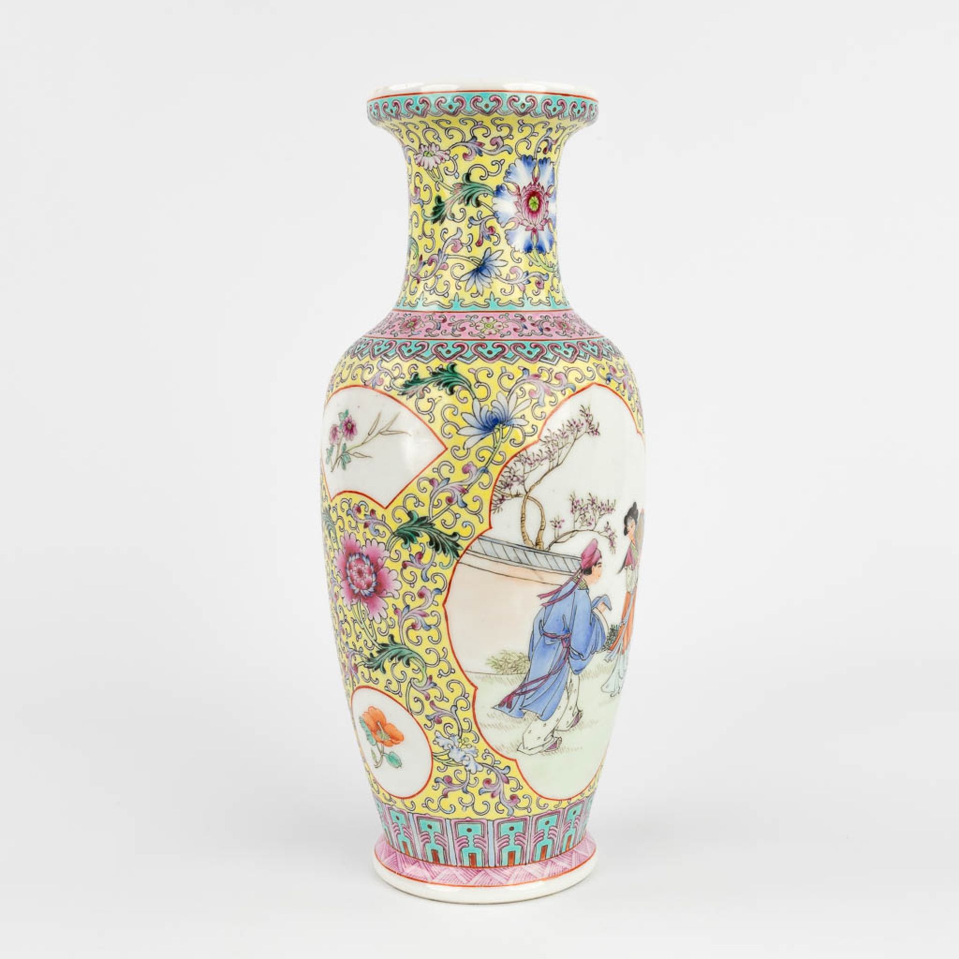 A Chinese vase with Famille rose decor. 20th C. (H:30,5 cm) - Bild 7 aus 15