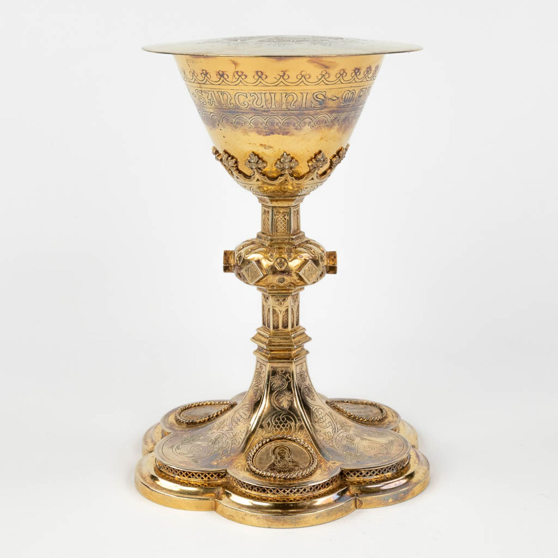 A gothic revival chalice with paten, spoon and sacramental bread box in the original box. (H:22,5 x - Image 9 of 25