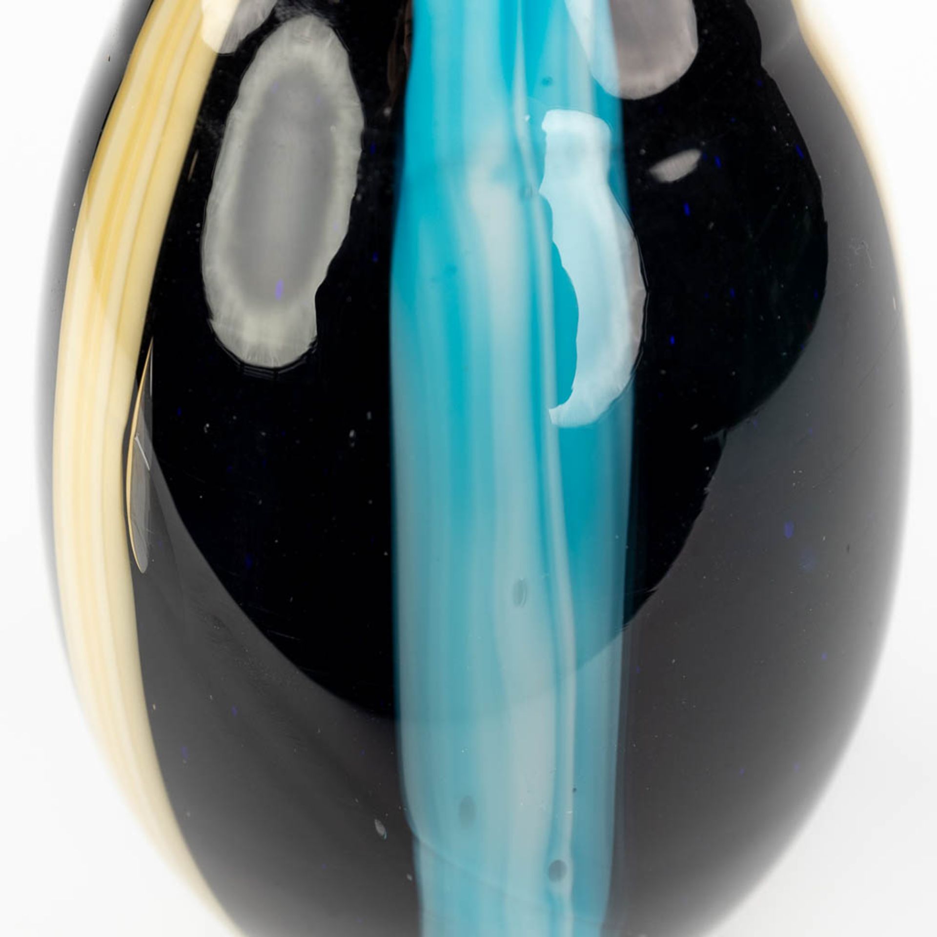 A vase made of black, yellow and blue glass. Probably made in Murano, Italy. (H:23 x D:14 cm) - Bild 8 aus 9