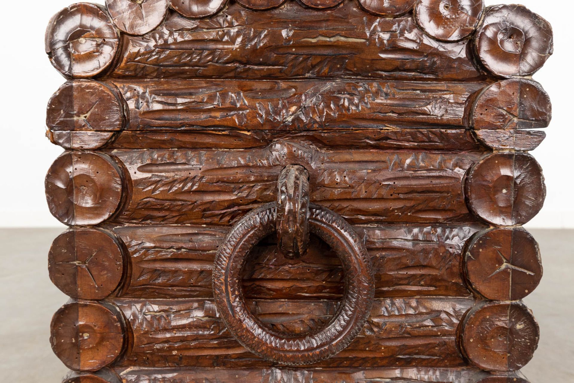 A decorative chest with wood sculptures finished with fabric. (L:39 x W:64 x H:51 cm) - Bild 9 aus 15