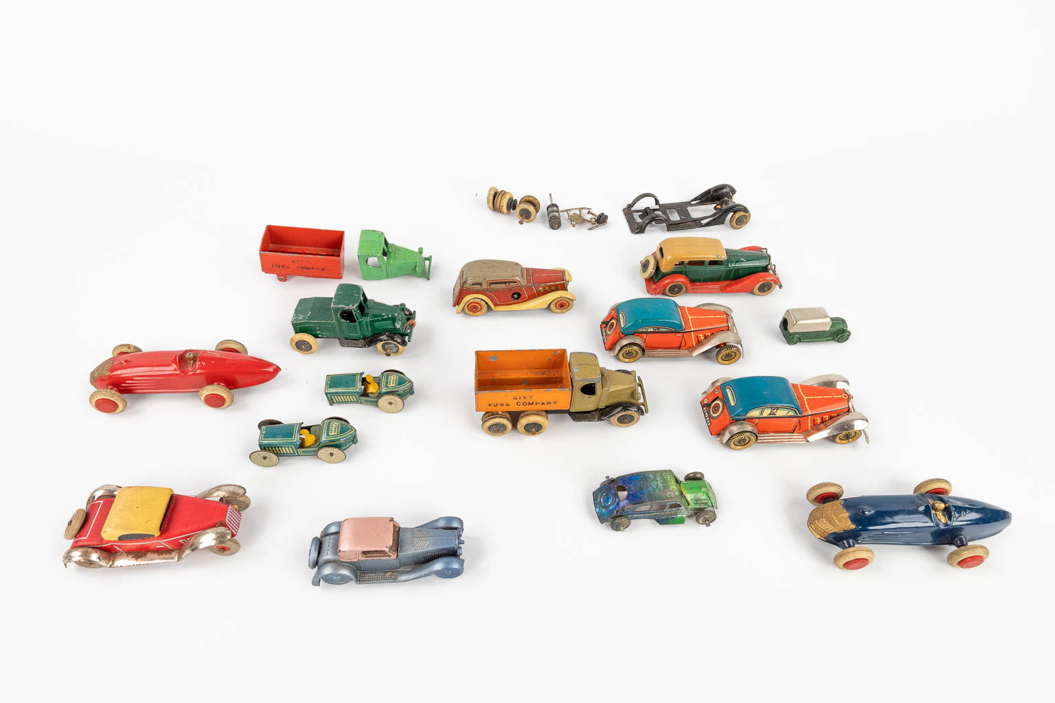 Tootsietoys, and others, A collection of vintage cars and a garage, made of metal. (L:25,5 x W:28 x - Image 14 of 18