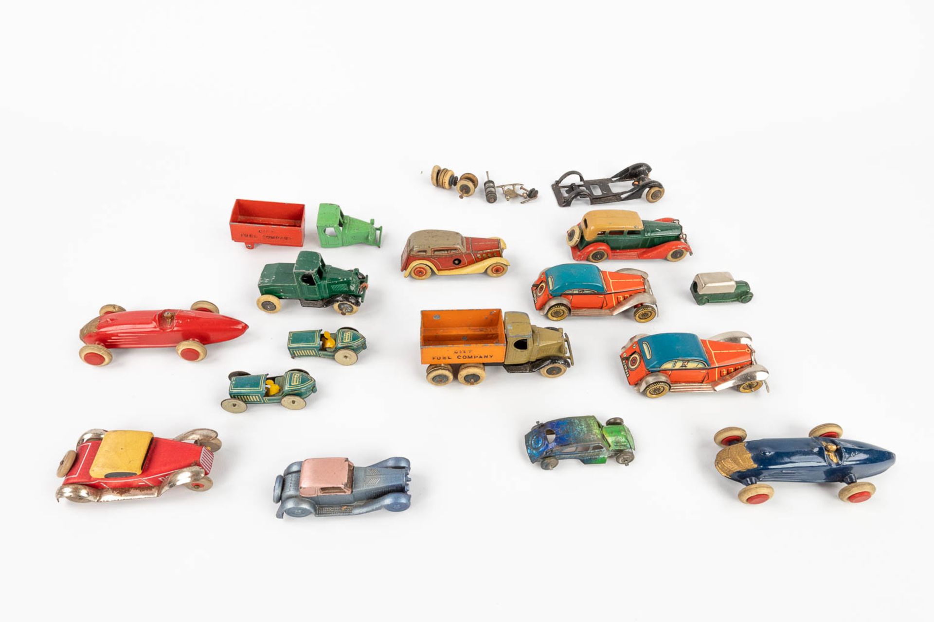 Tootsietoys, and others, A collection of vintage cars and a garage, made of metal. (L:25,5 x W:28 x - Bild 14 aus 18