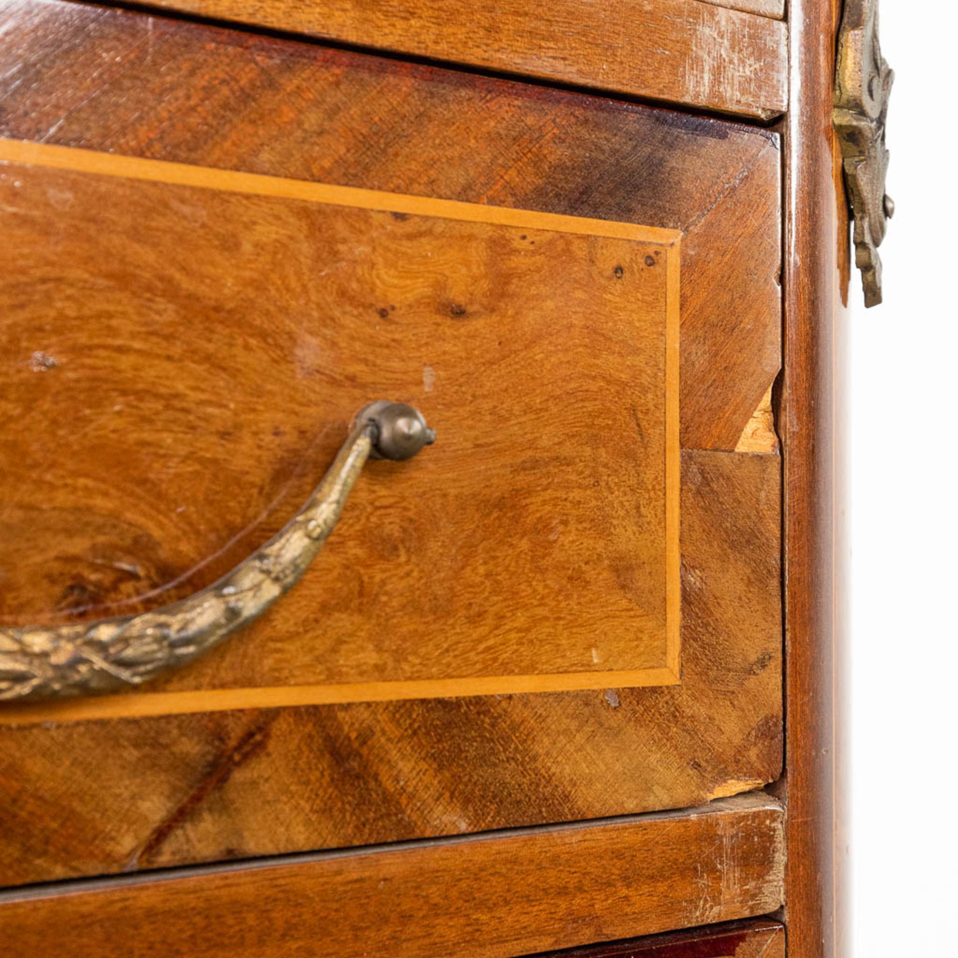 A 7 drawer cabinet finished with marquetry inlay and a marble top. Circa 1970. (L:43 x W:77 x H:135 - Bild 9 aus 14