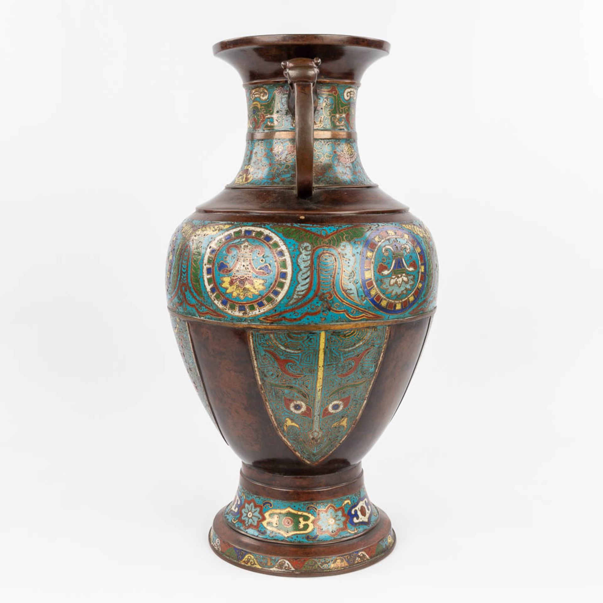 A large Oriental vase made of bronze with champselvŽ decor. (H:60 x D:36 cm) - Bild 4 aus 13
