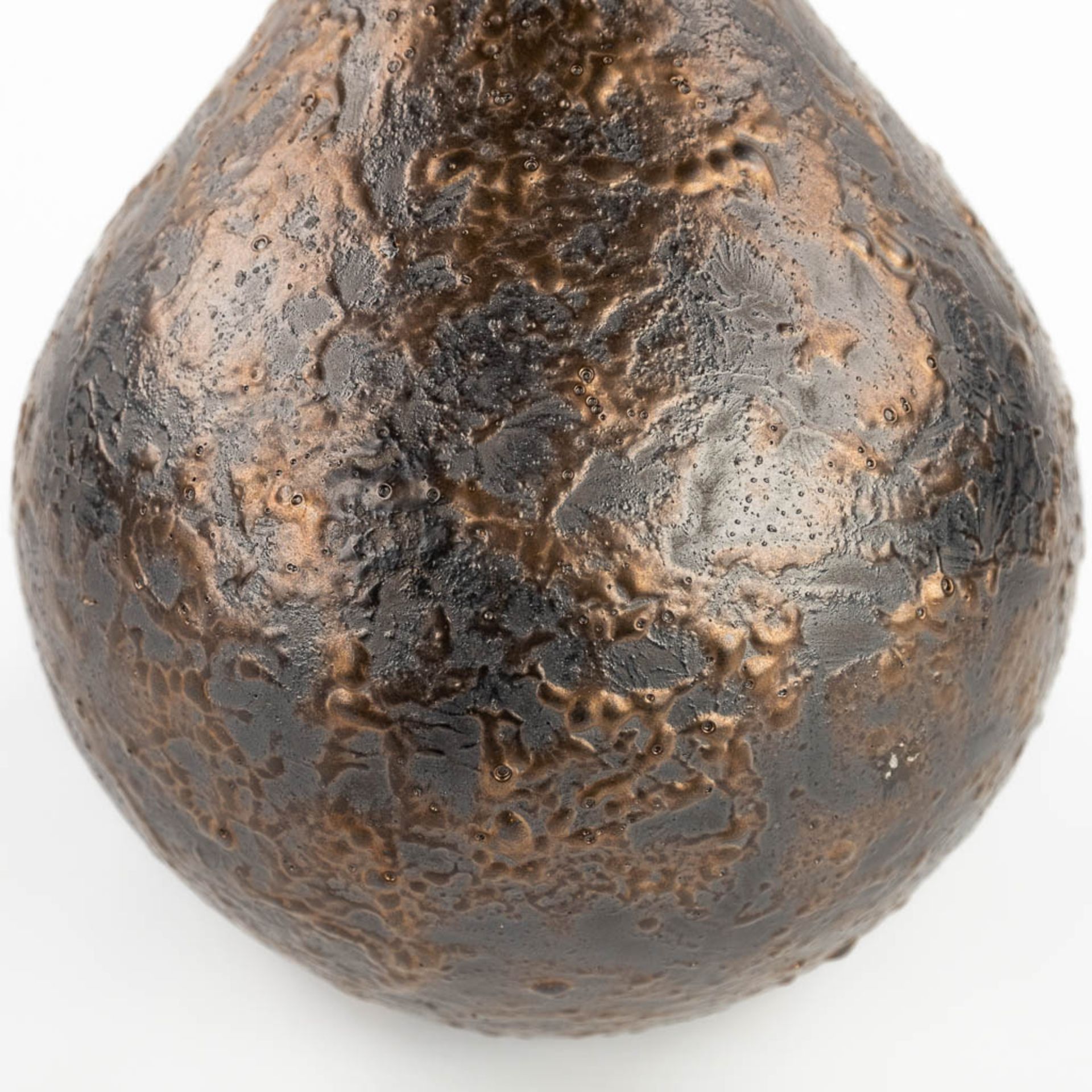 Elisabeth VANDEWEGHE (XX-XXI) A vase with metal glaze for Perignem (W:19 x H:31 cm) - Image 11 of 12