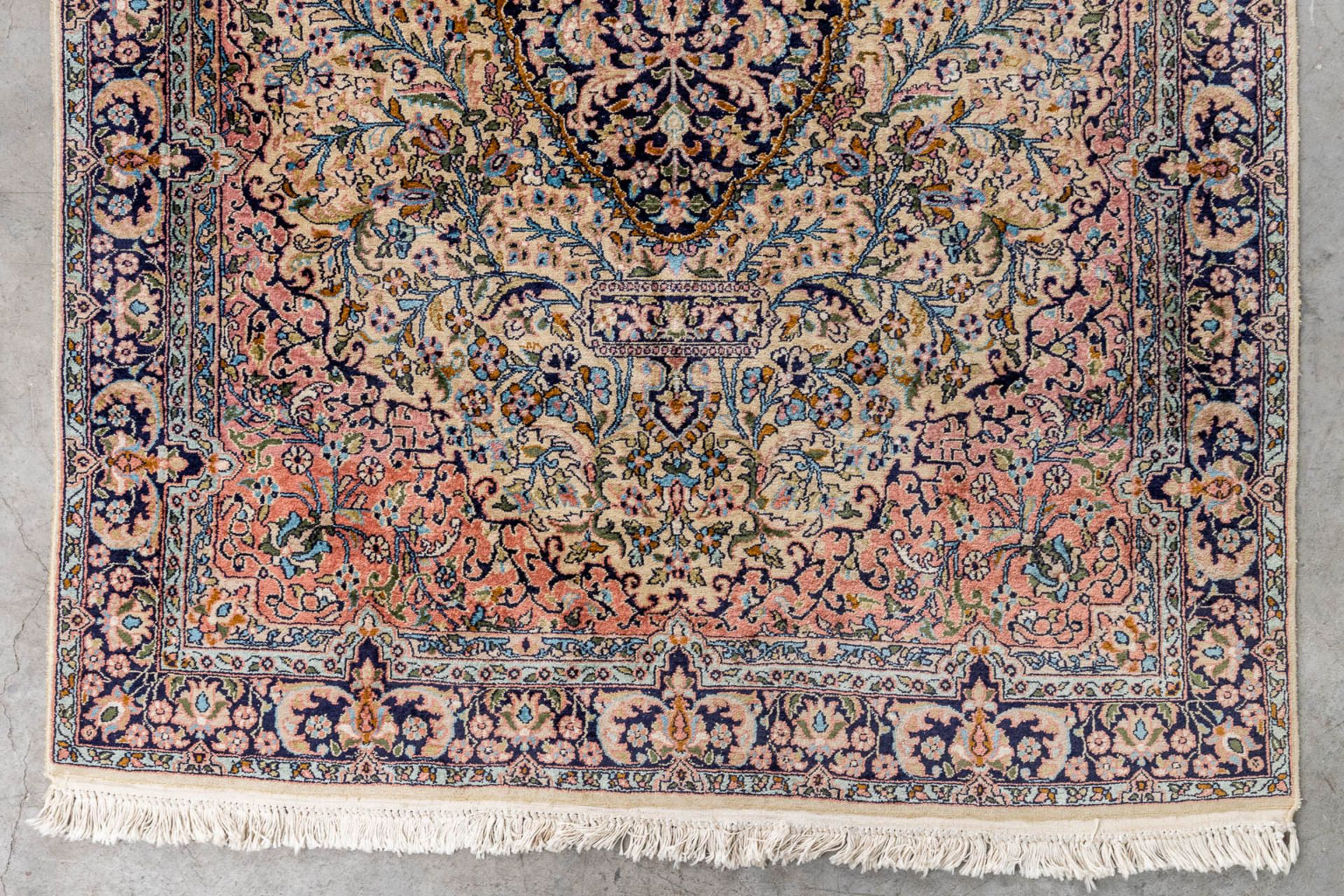 An Oriental hand-made carpet, Kashan. (L:190 x W:100 cm) - Image 5 of 6