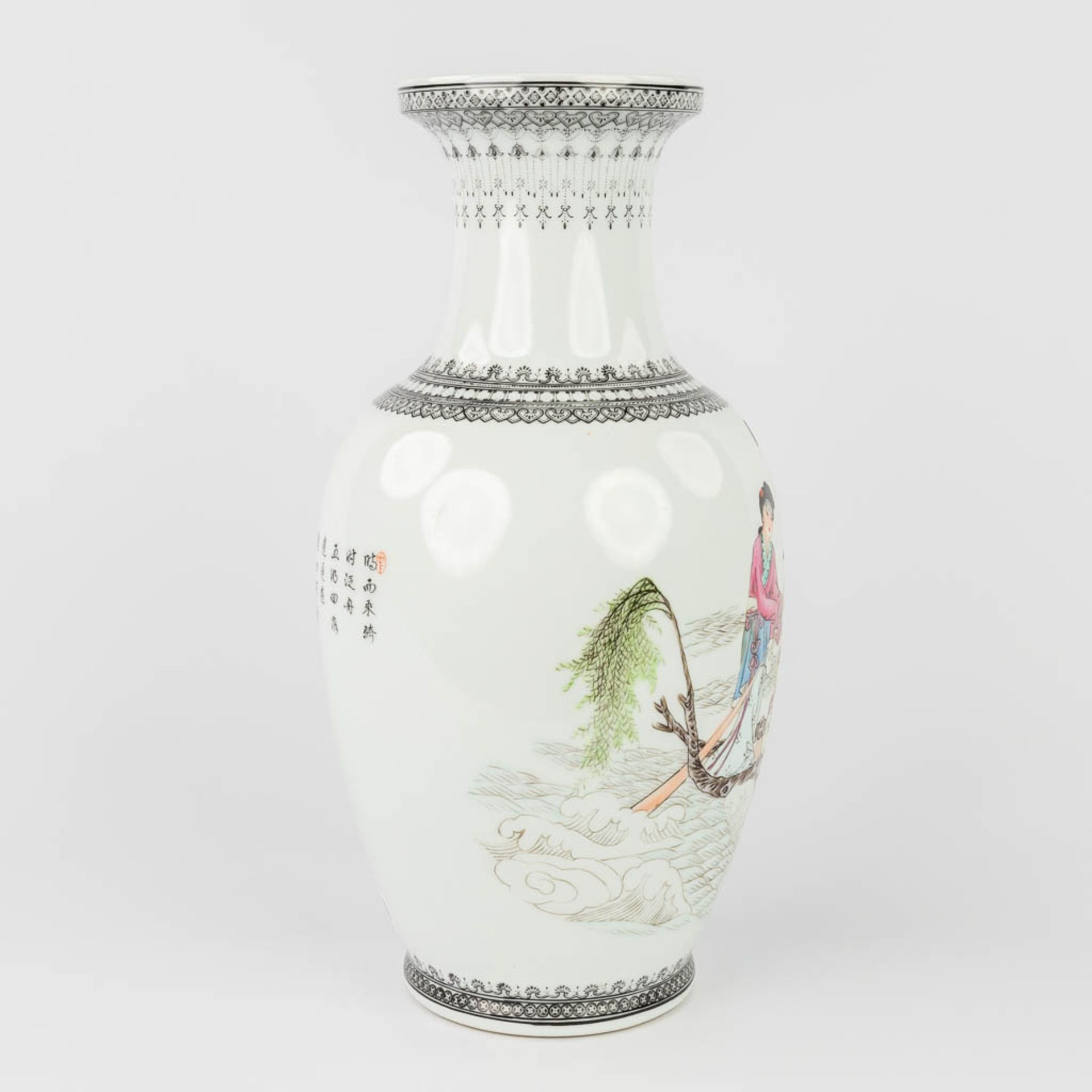 A Chinese vase with hand-painted decor, republic period. (H:36 x D:18 cm) - Bild 4 aus 14