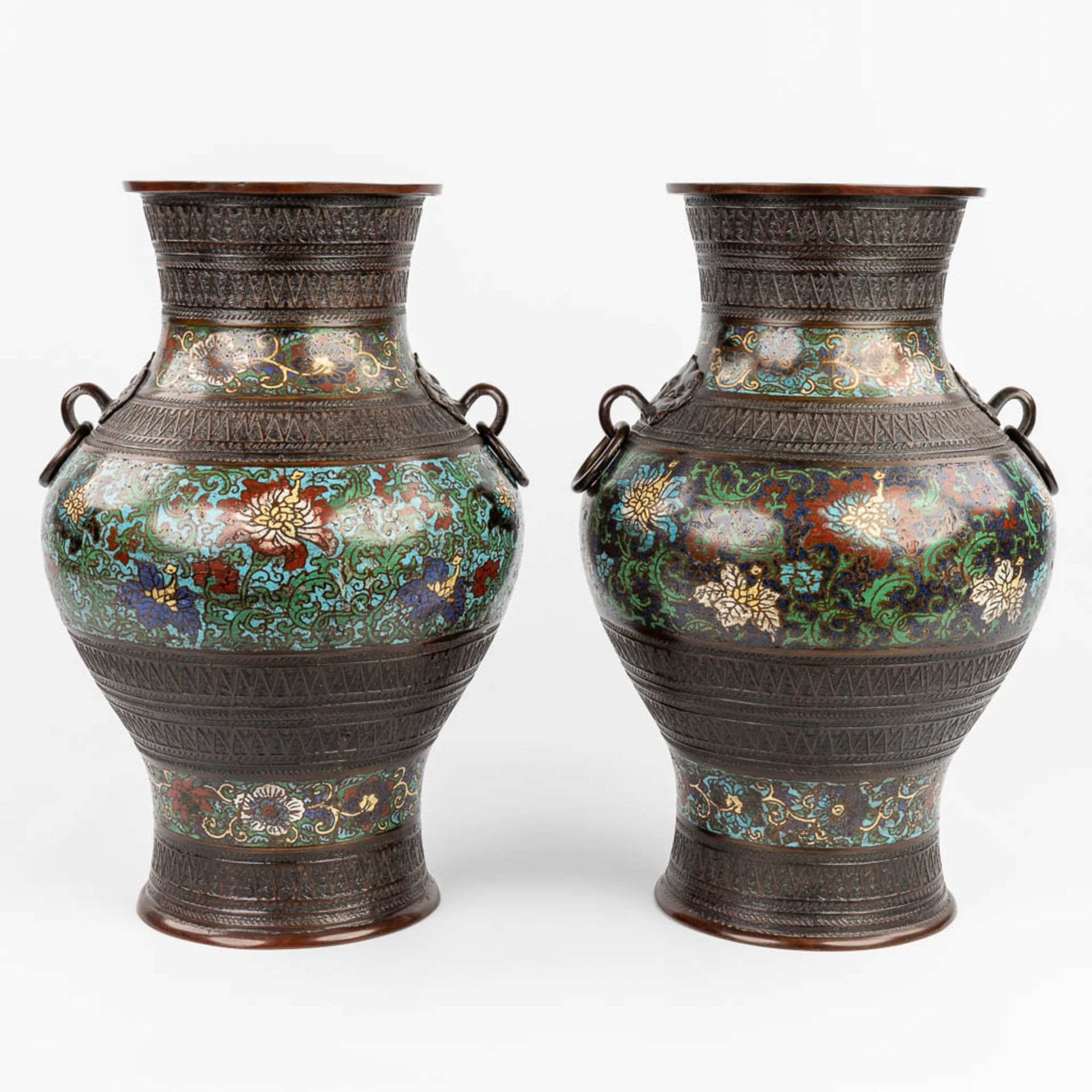 A pair of Oriental vases made of bronze with champslevŽ decor. (H:46 x D:30 cm) - Bild 5 aus 13