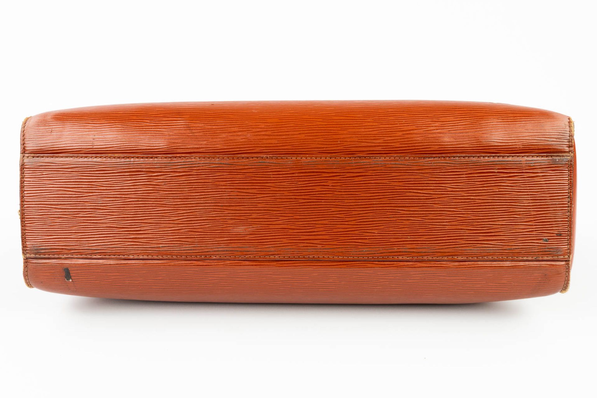 Louis Vuitton, a briefcase made of leather. (W:42 x H:32 cm) - Bild 8 aus 20