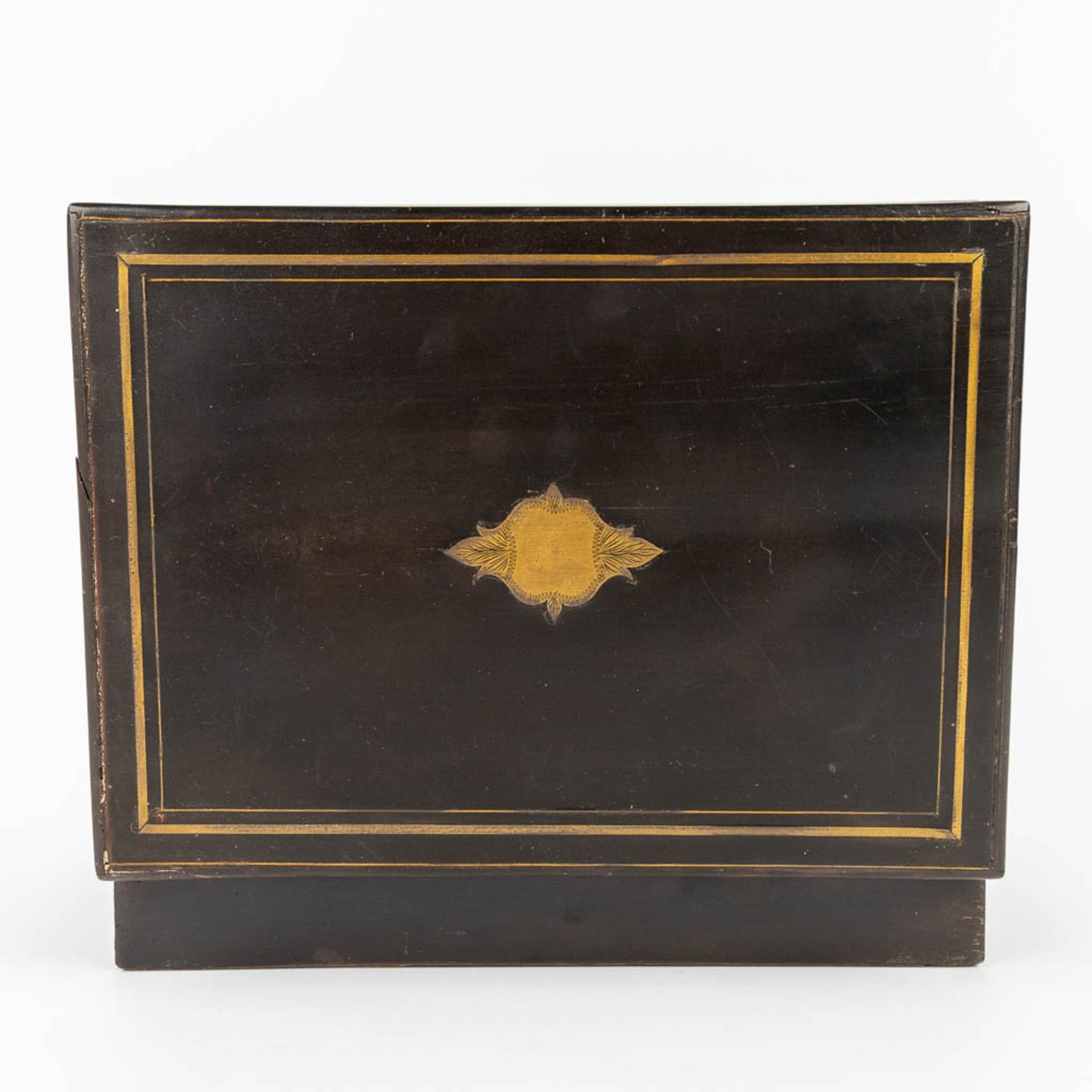 A game box, ebonised wood with copper inlay, Napoleon 3 periods. 19th C. (L:22 x W:30,5 x H:7 cm) - Bild 7 aus 9