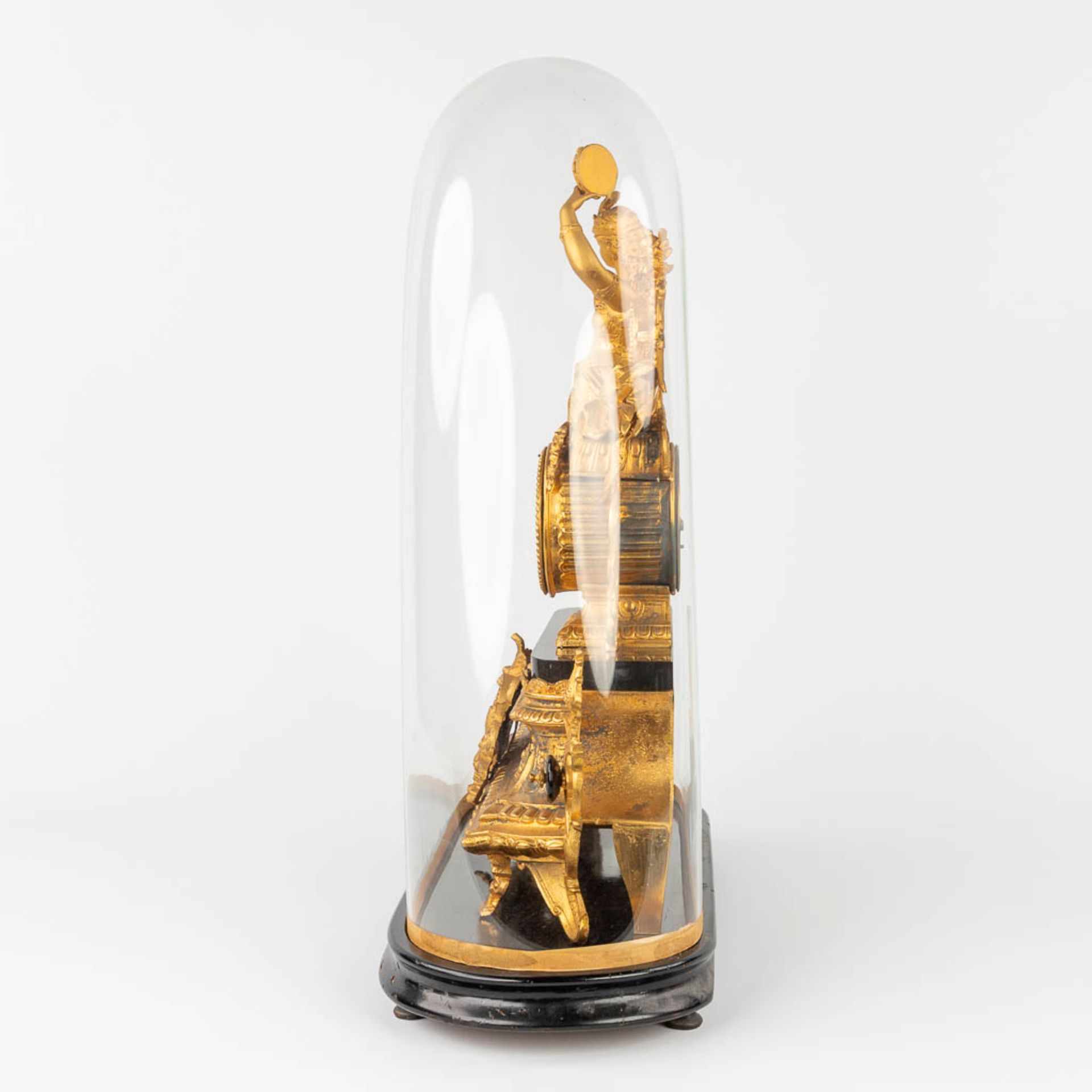 A mantle clock made of gilt spelter, standing under a glass dome. 19th C. (W:40 x H:47 cm) - Bild 7 aus 12