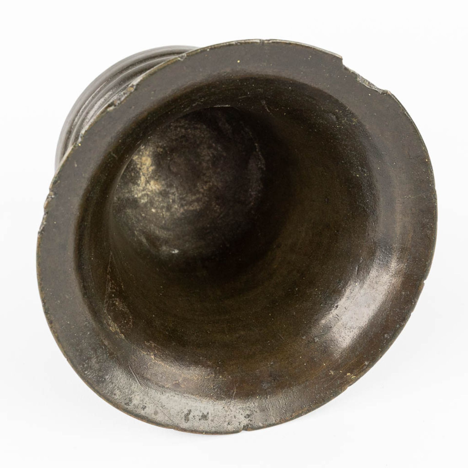 An antique mortar, made of bronze and marked 'Petrus Vanden Gheyn Me ficit 1580'. 16th C. (H:10,5 x - Image 7 of 15