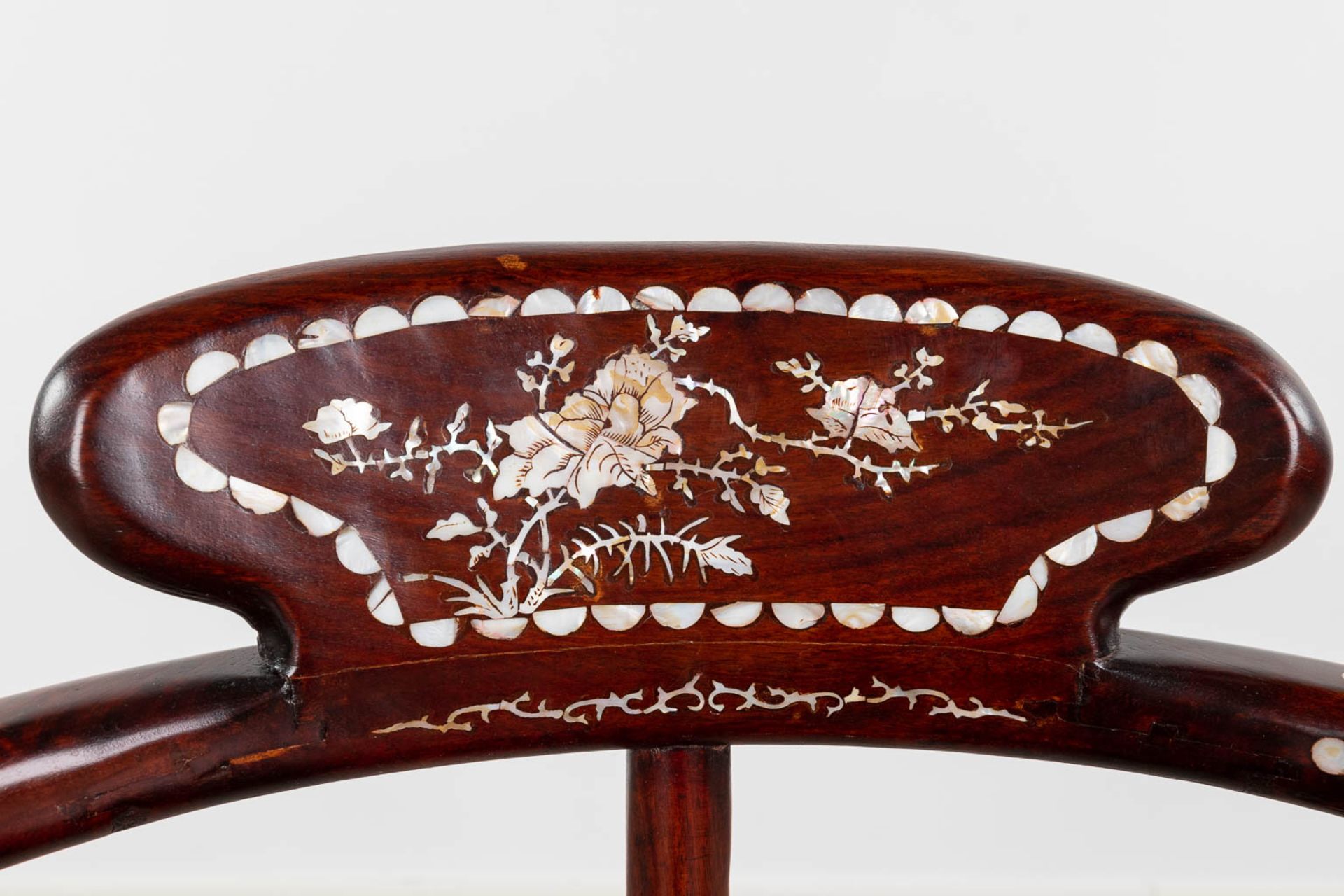 A set of Oriental cigogne side tables and a chair, decorated with mother of pearl. (L:55 x W:55 x H: - Bild 9 aus 18