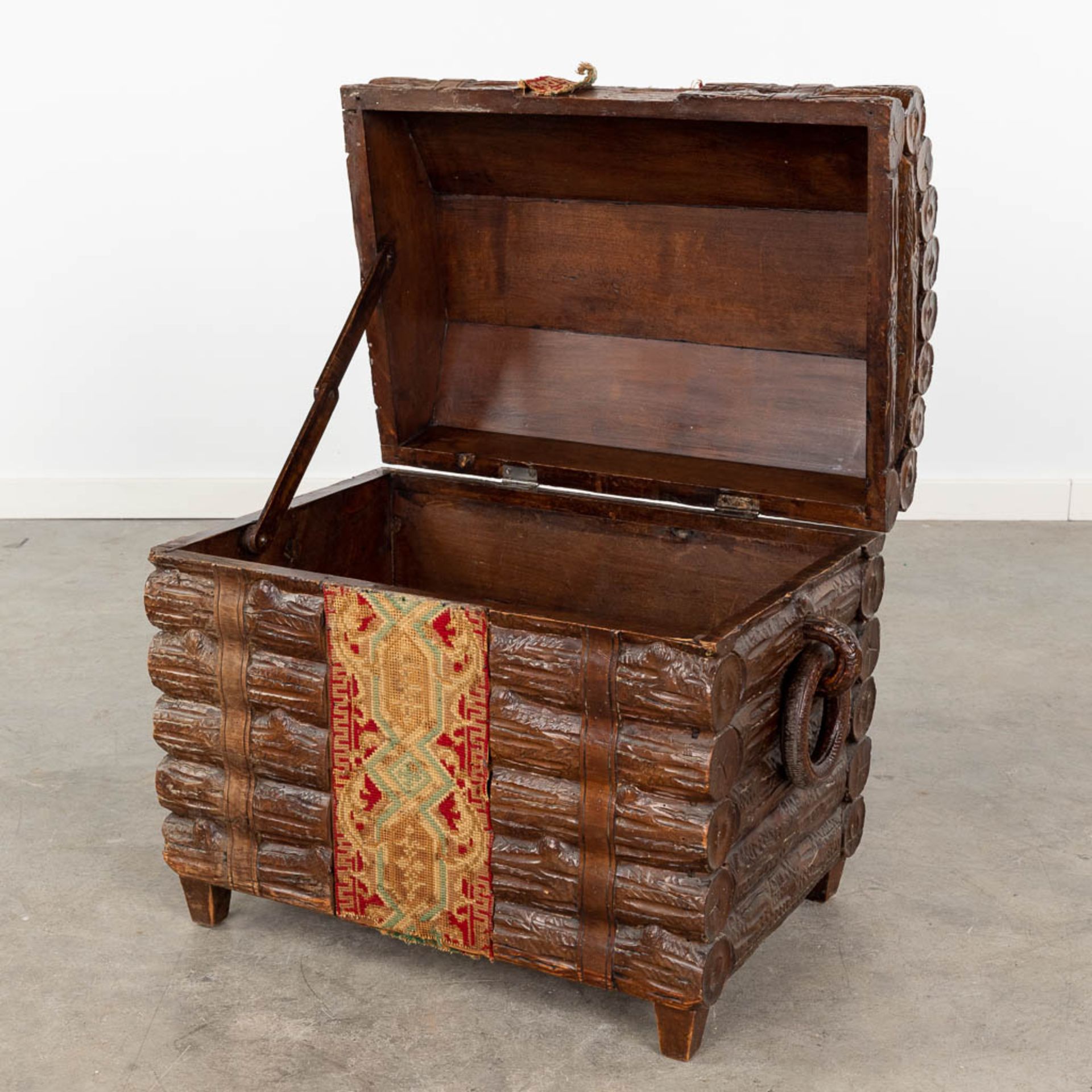 A decorative chest with wood sculptures finished with fabric. (L:39 x W:64 x H:51 cm) - Bild 3 aus 15