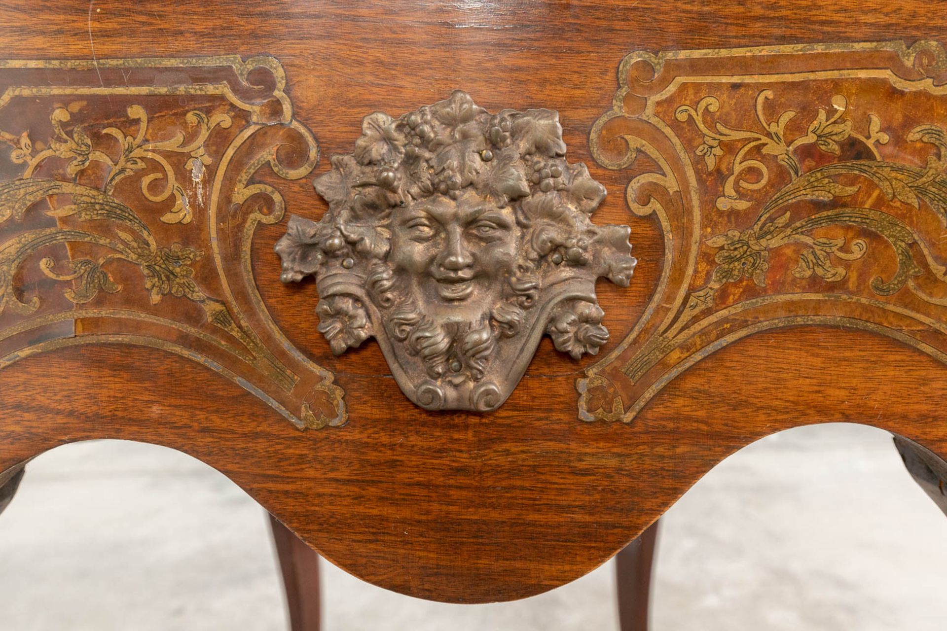 A game table inlaid in the style of boulle/Napoleon 3 mounted with bronze. Circa 1970. (L:52 x W:80 - Bild 14 aus 15