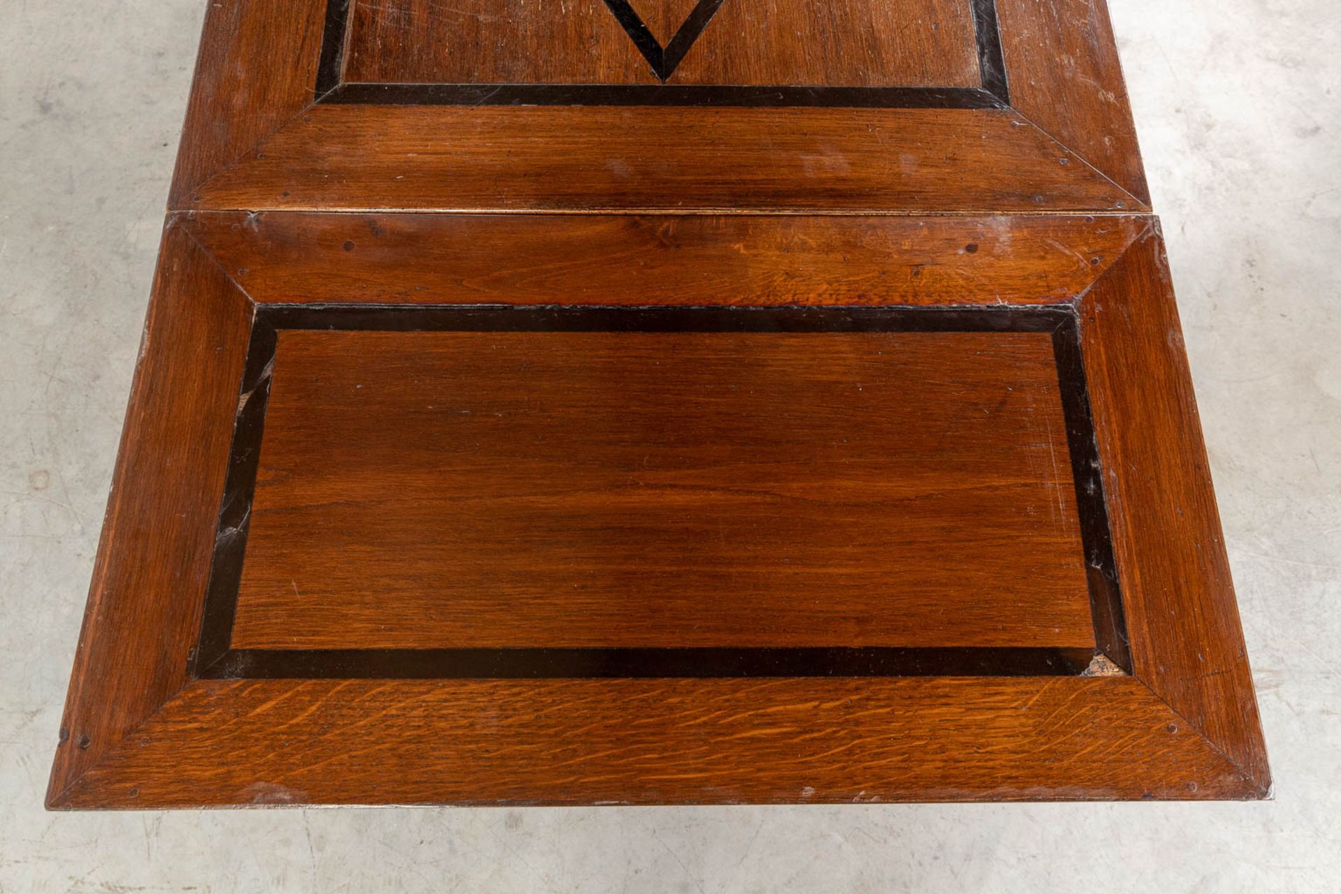 An antique 'Payment Table', made of oak and inlaid with ebony. 17th century. (L:76 x W:113 x H:76 c - Bild 12 aus 19