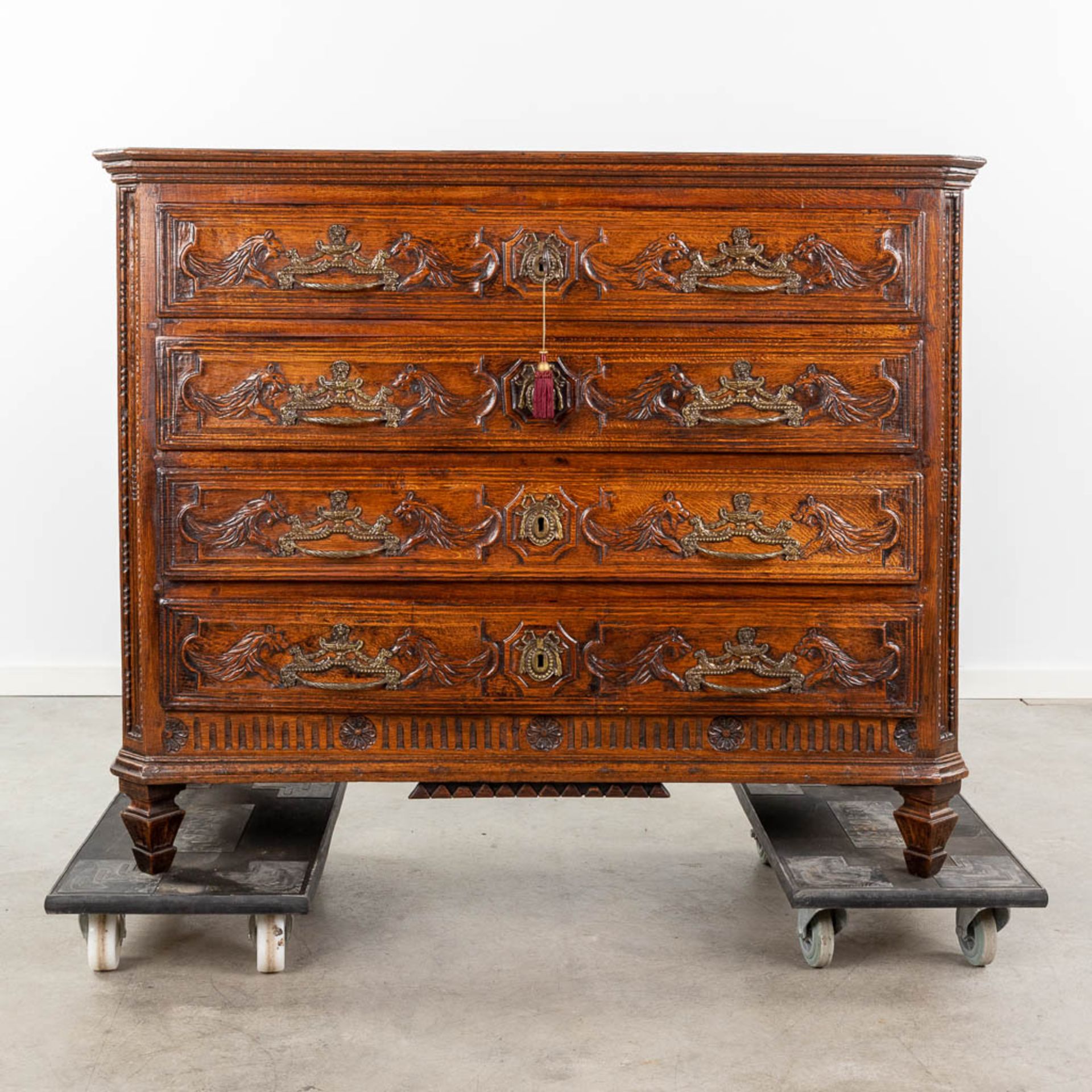 An antique commode with 4 drawers, decorated with mythological figurines and mounted with bronze. Lo - Bild 3 aus 13