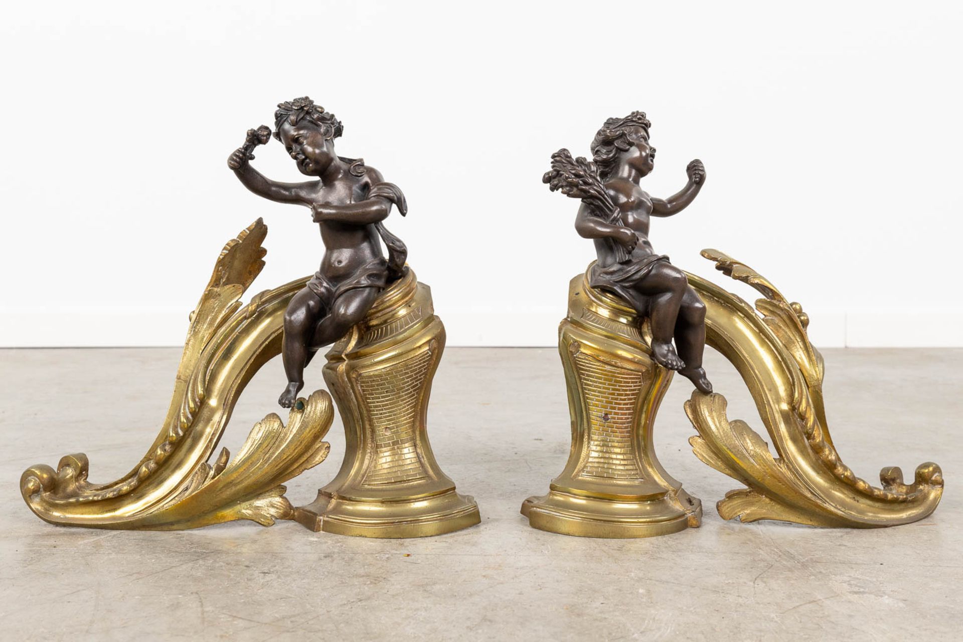 A pair of fireplace bucks decorated with putti in Louis XV style. 19th C. (W:33 x H:30 cm) - Image 3 of 9