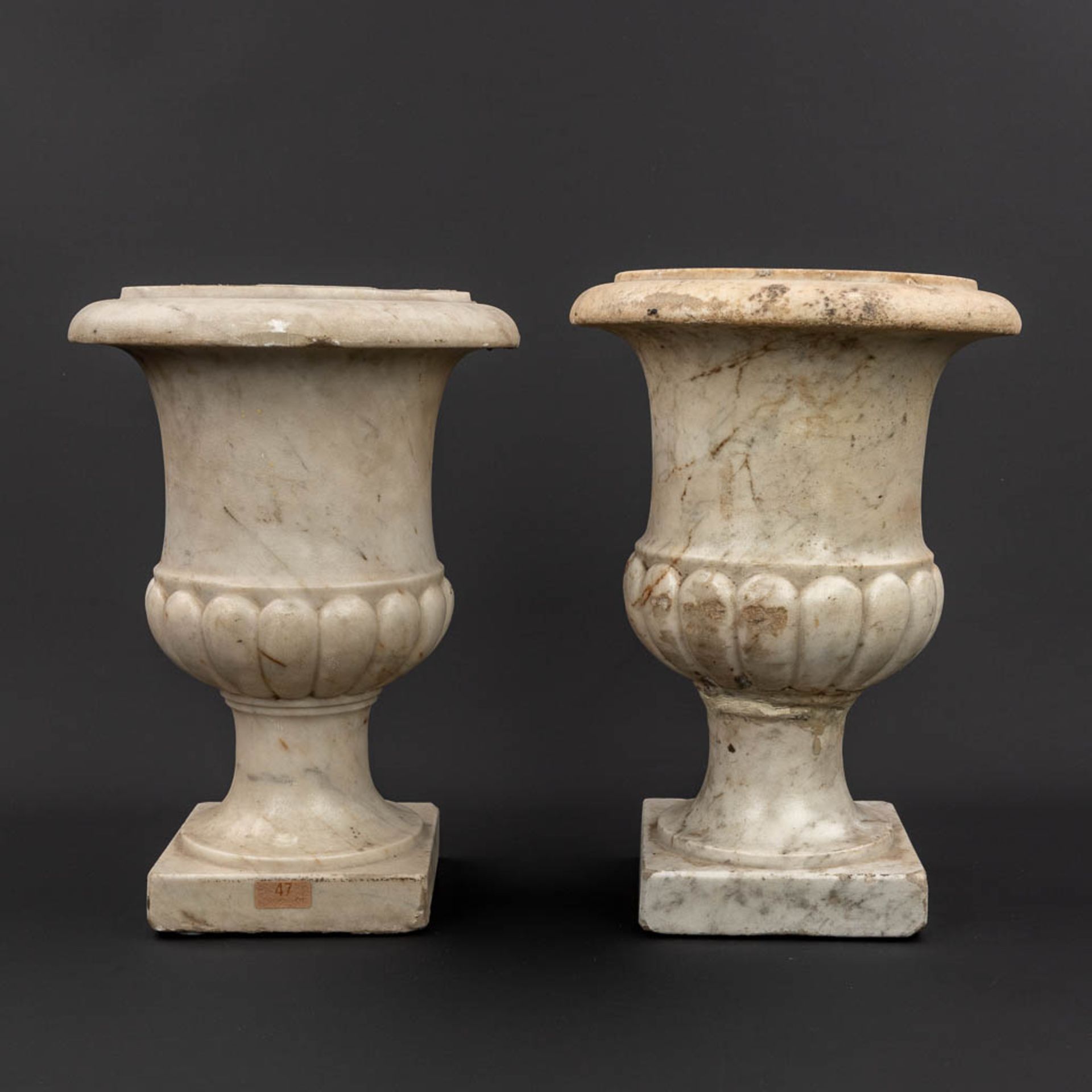A pair of marble urns 'Medici Vases' made of sculptured marble, 18th C. (H:36 x D:26 cm) - Image 11 of 11