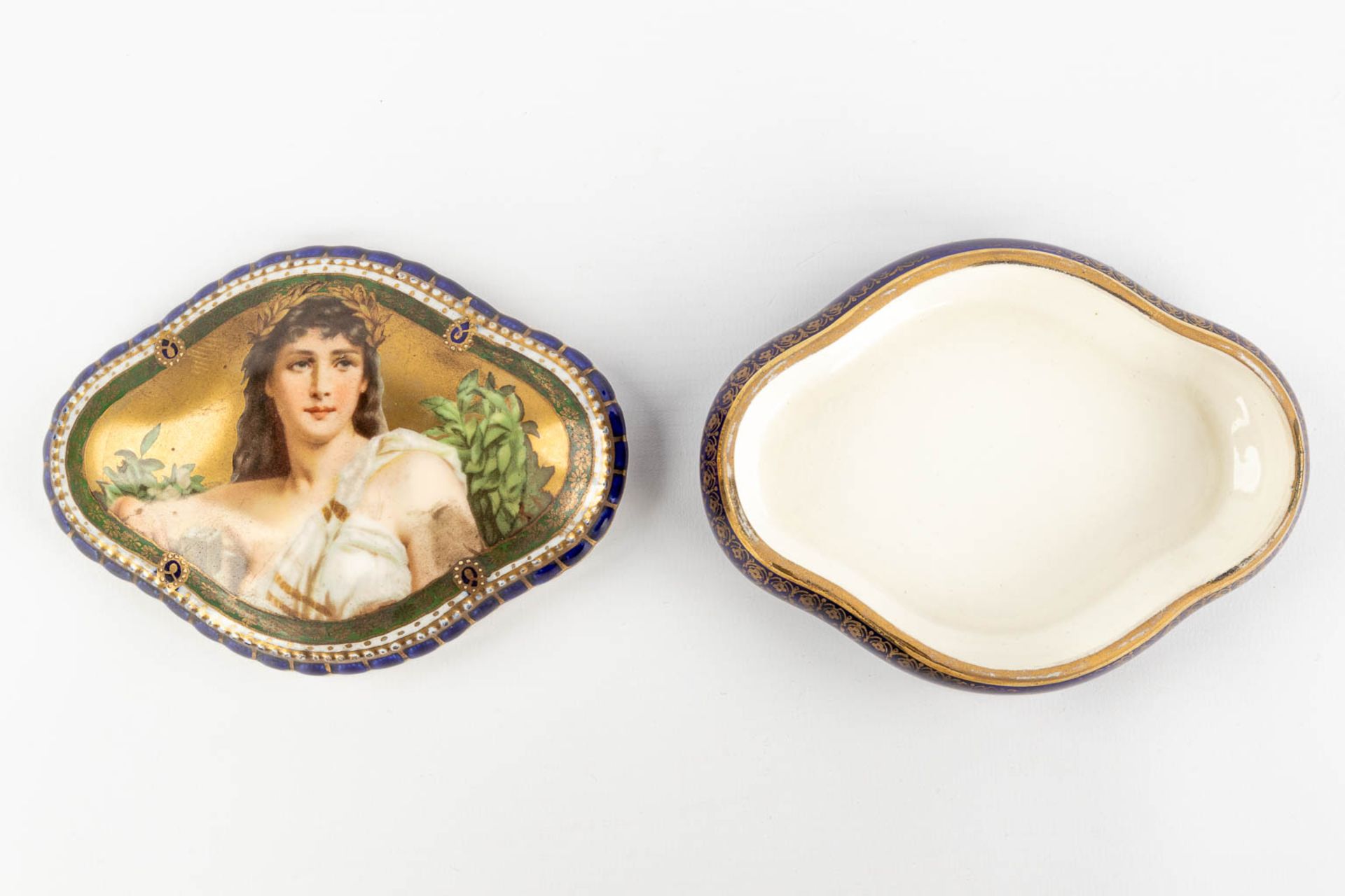 Sitzendorf & 'Royal Vienna' a set of 2 porcelain items. (L:12 x W:20 x H:23 cm) - Image 13 of 22