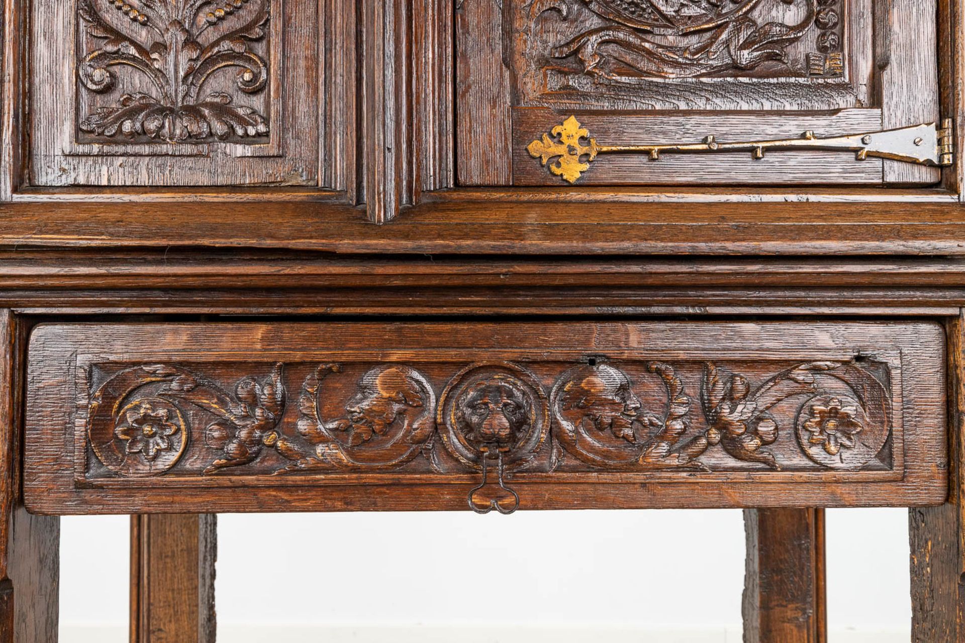 An antique cabinet 'Flemish Renaissance' mounted with bronze and decorated with figurines and floral - Bild 12 aus 26