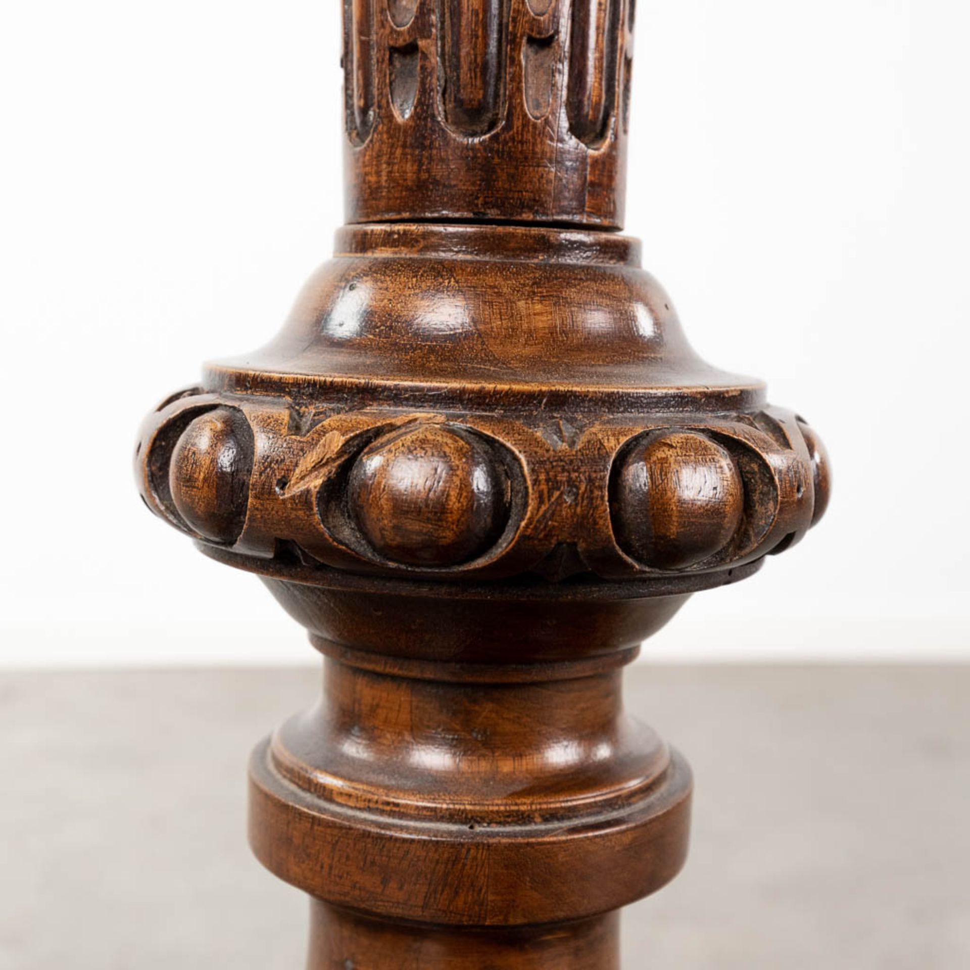 A wood sculptured standing lamp, circa 1920. (L:42 x W:42 x H:188 cm) - Image 7 of 11