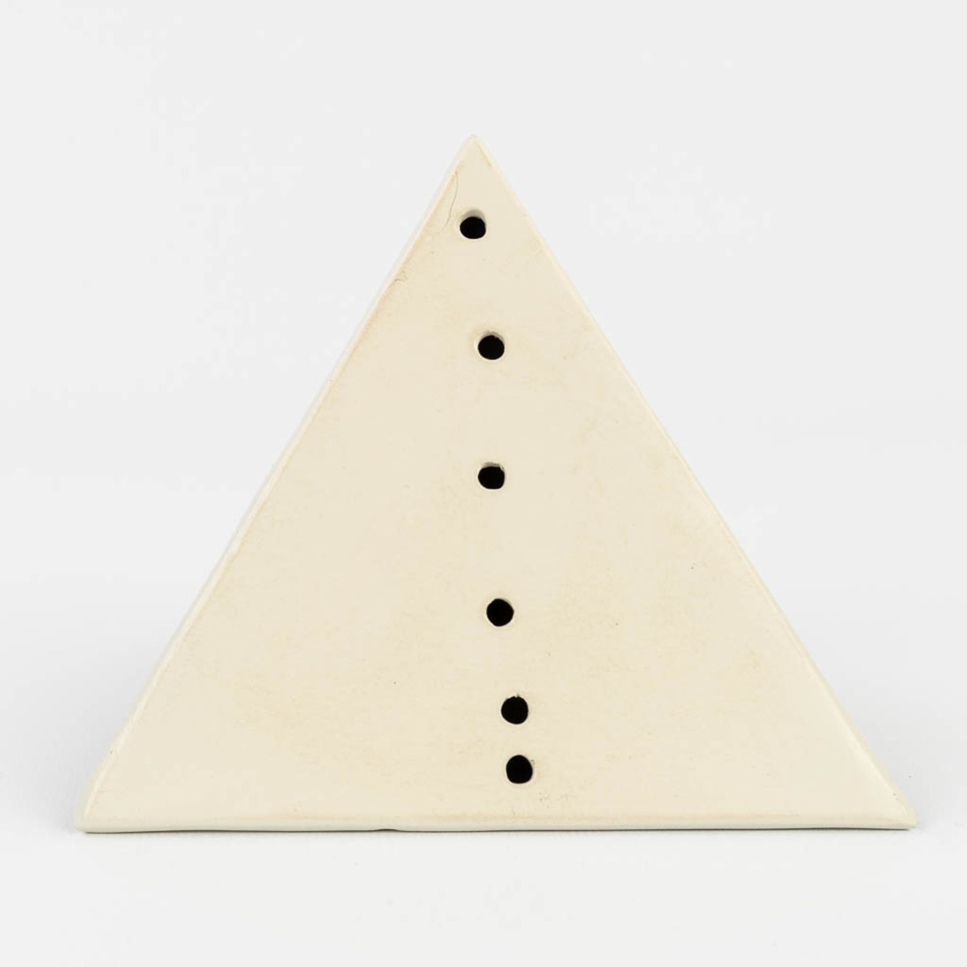 Lucio FONTANA (1899-1968) 'Pyramide' (c. 1967), gesigneerd 'AP L Fontana' (L:13,4 x W:13,3 x H:11,6 - Image 7 of 11