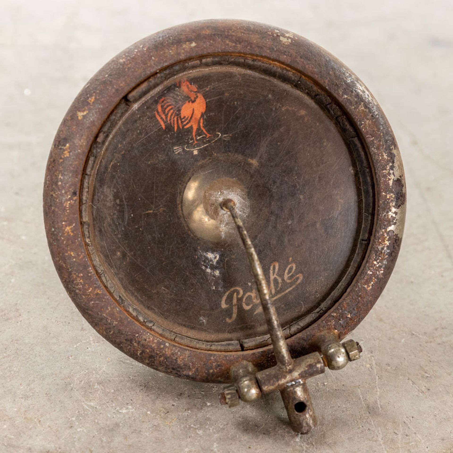PathŽ, an antique gramophone with a copper horn. (L:45 x W:45 x H:90 cm) - Bild 15 aus 16