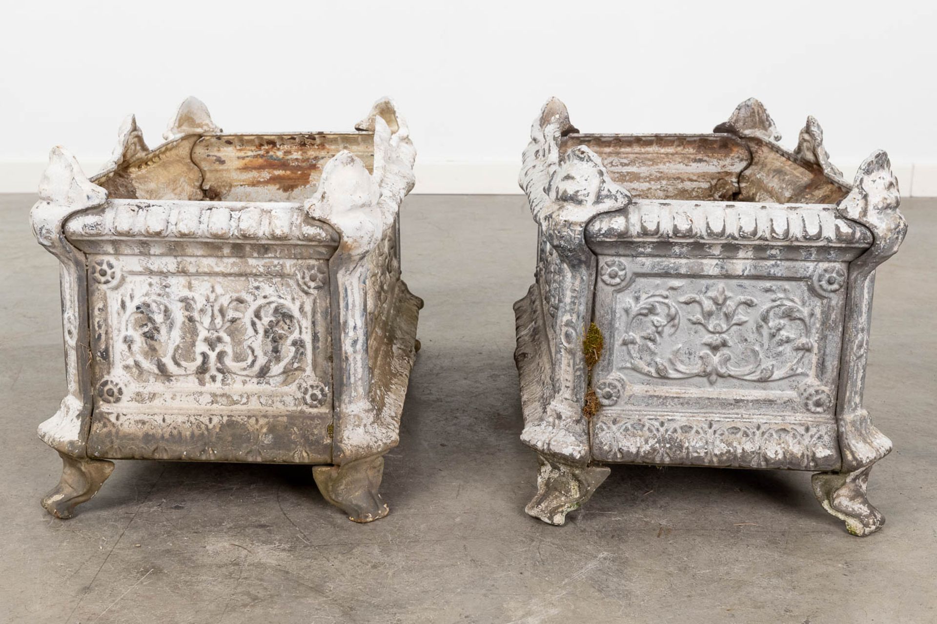 A pair of rectangular flower vases, made of cast-iron. (L:31 x W:52 x H:30 cm) - Bild 4 aus 10