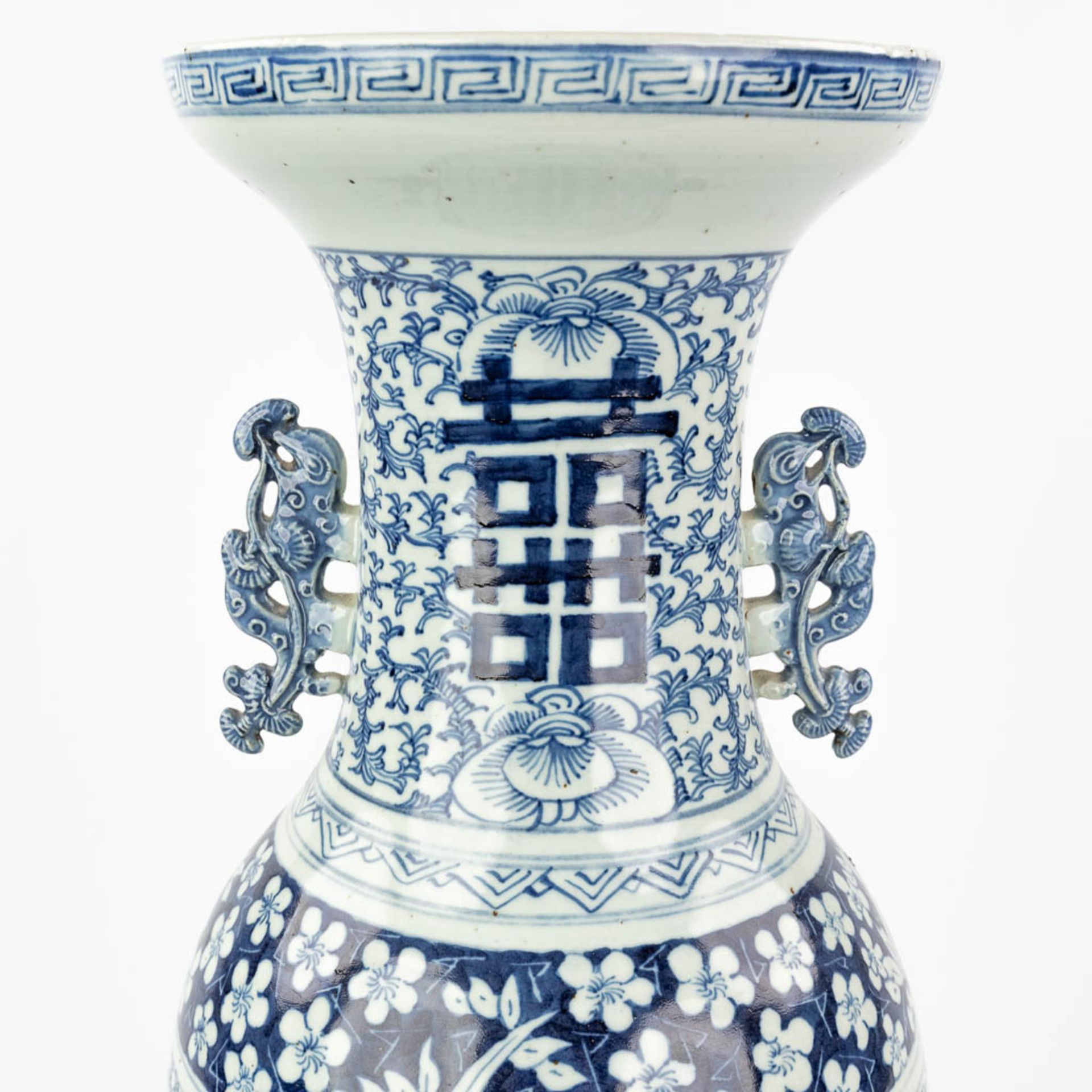 A Chinese vase with blue-white decor and a double Xi sign of happiness. 19th/20th C. (H:61 x D:23 c - Bild 12 aus 12