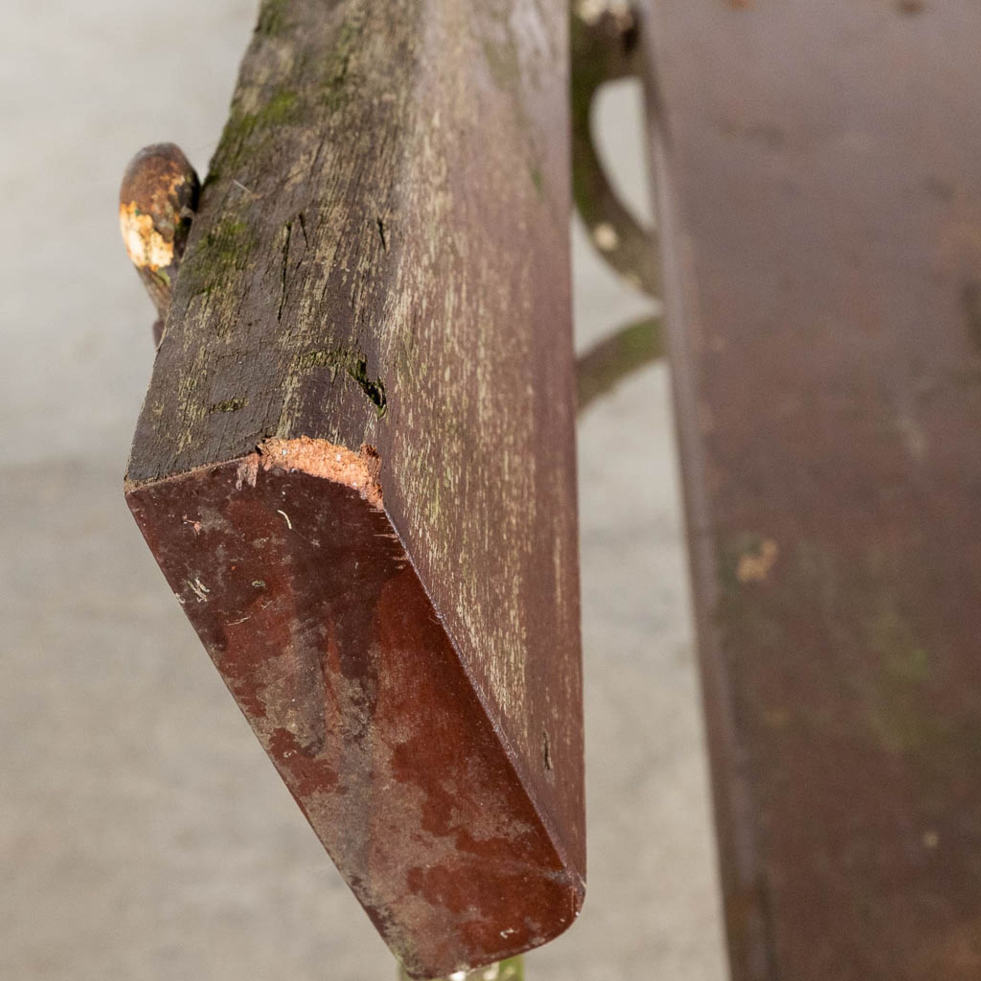 An antique garden bench, made of metal and wood. (L:46 x W:120 x H:82 cm) - Image 7 of 11