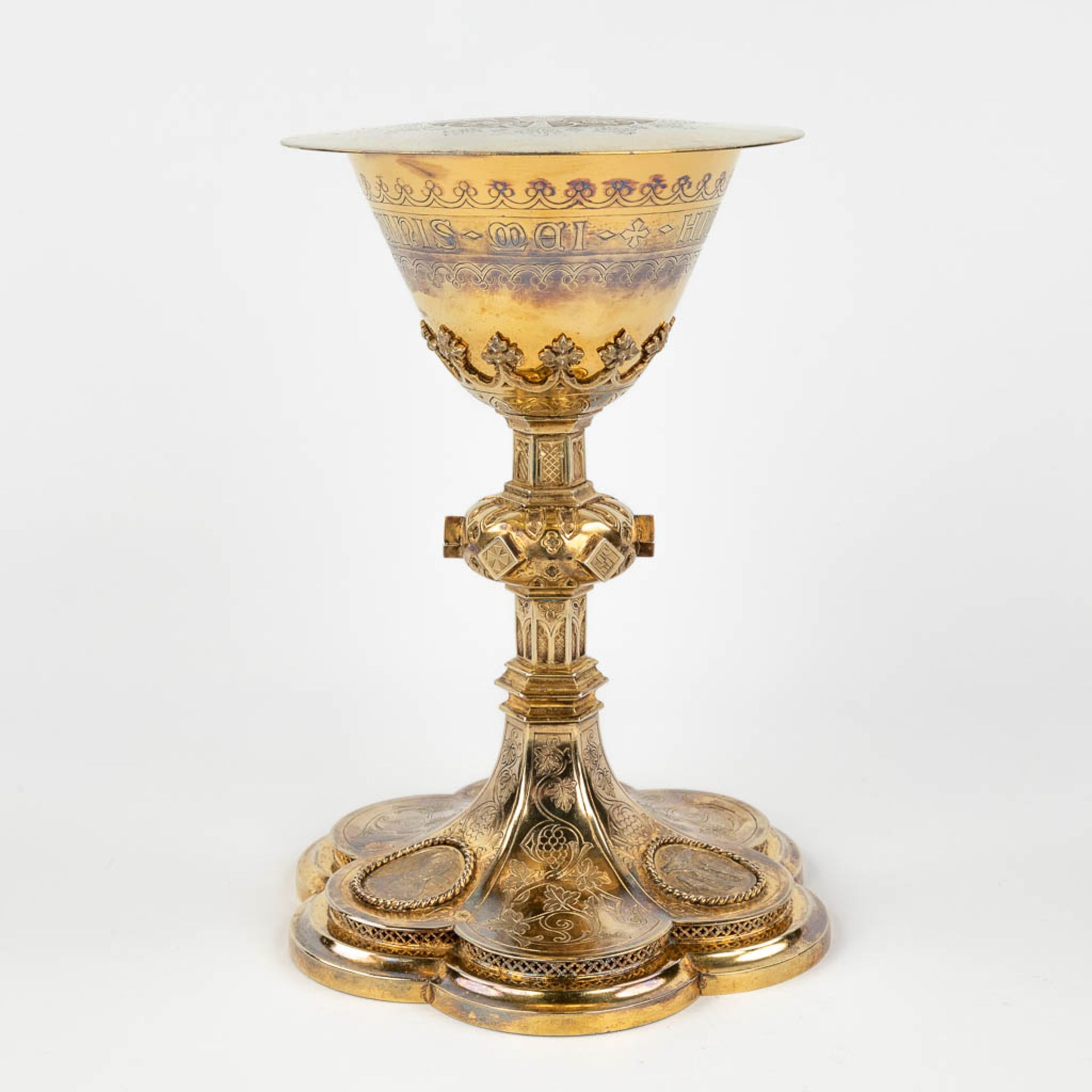 A gothic revival chalice with paten, spoon and sacramental bread box in the original box. (H:22,5 x - Image 8 of 25