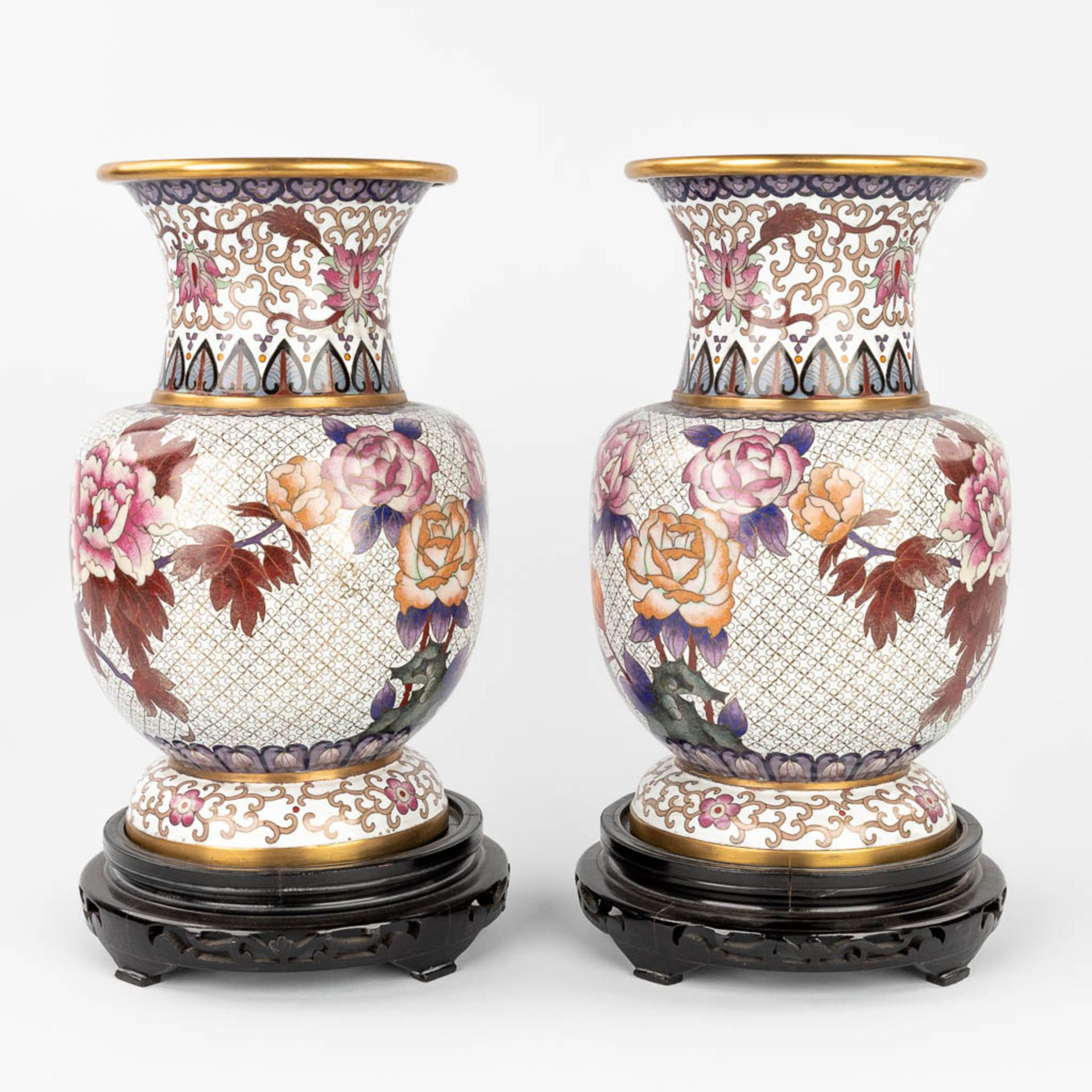 A pair of cloisonnŽ vases with flower and bird decor, in the original box. (H:31 x D:19 cm) (H:31 - Bild 8 aus 19