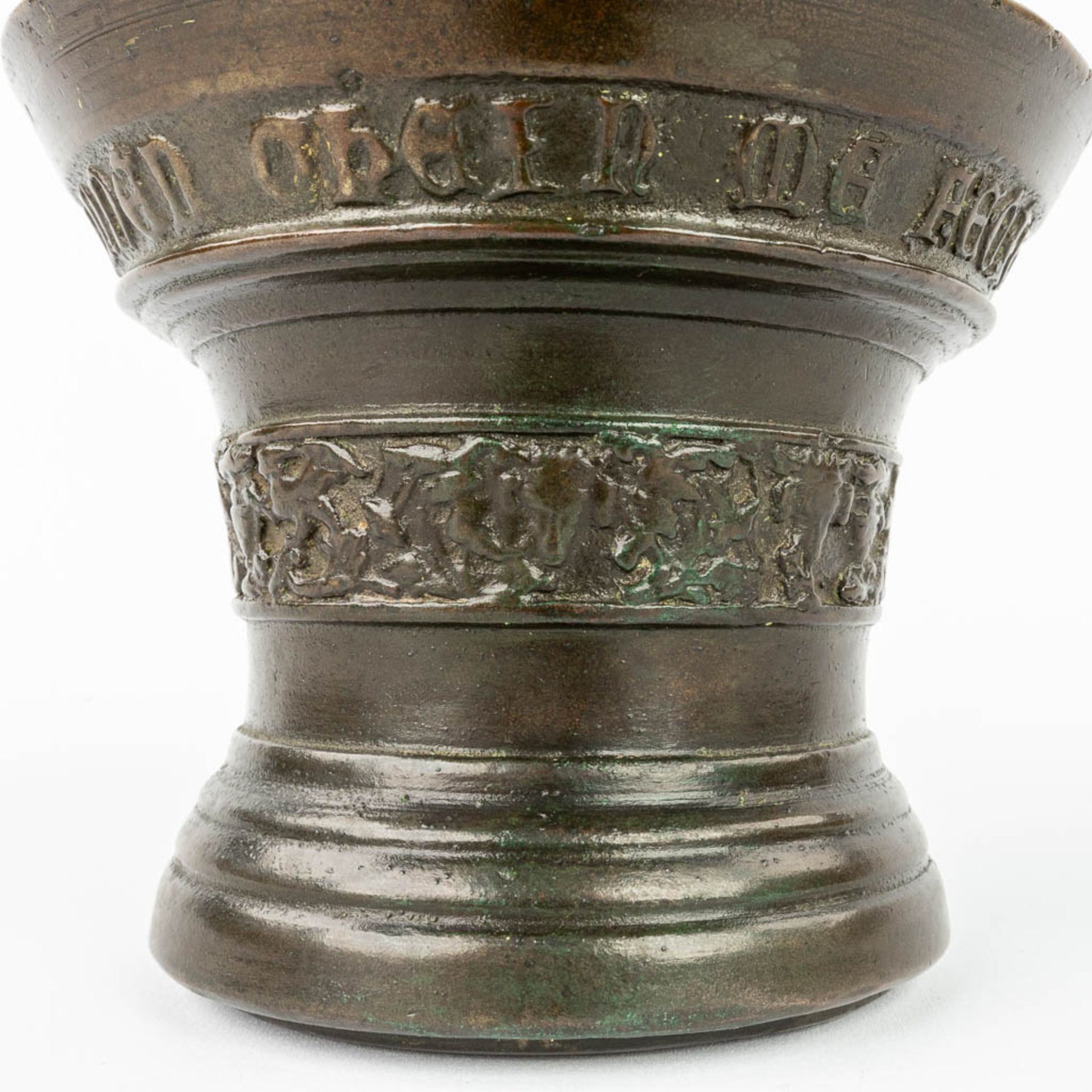An antique mortar, made of bronze and marked 'Petrus Vanden Gheyn Me ficit 1580'. 16th C. (H:10,5 x - Image 13 of 15