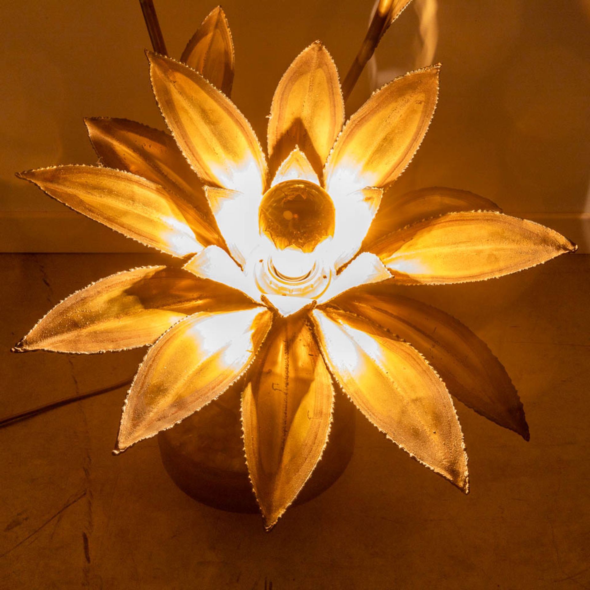 Maison Janssen, a table lamp made of metal flowers. (L:57 x W:68 x H:112 cm) - Image 4 of 15