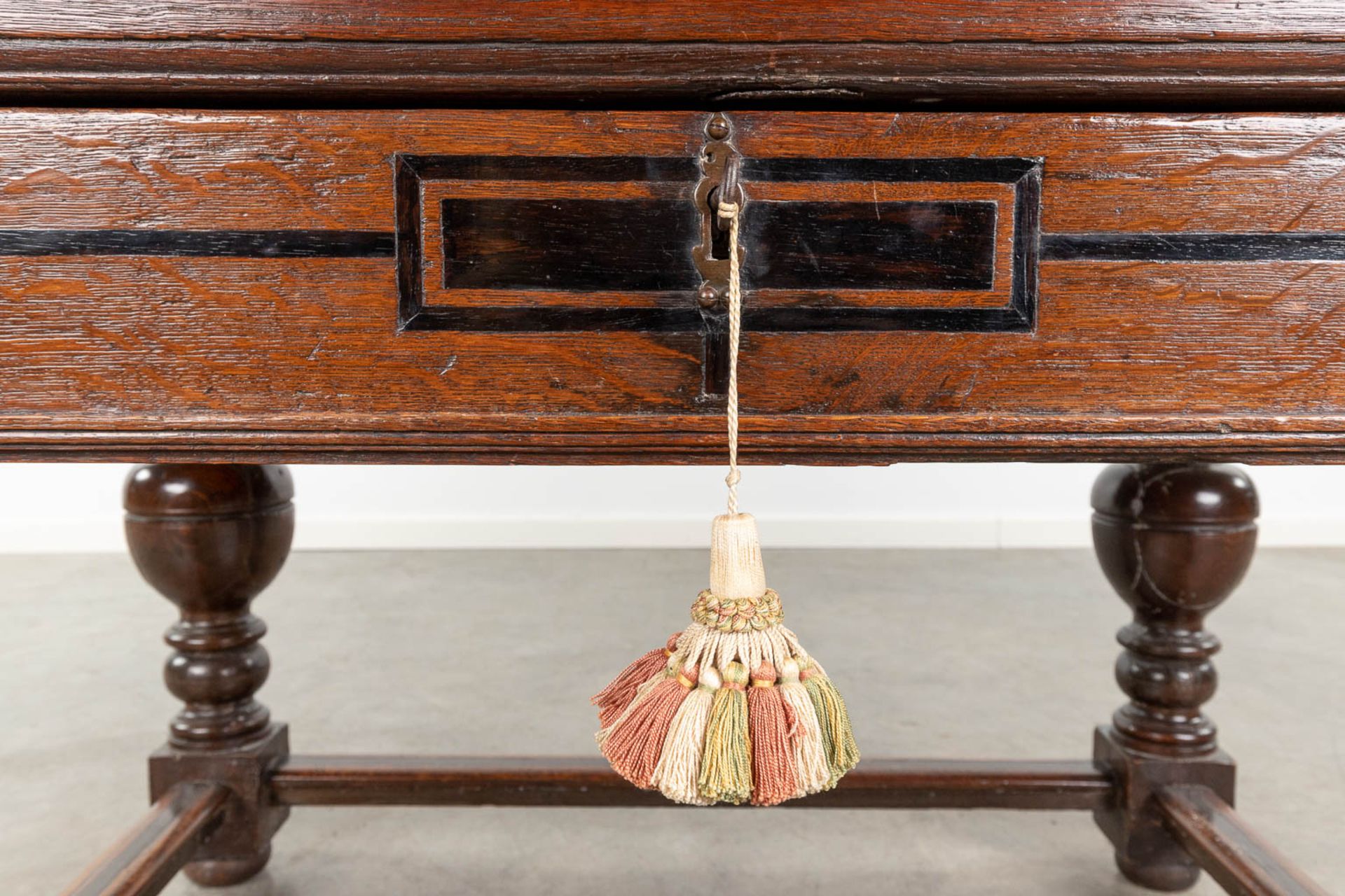 An antique 'Payment Table', made of oak and inlaid with ebony. 17th century. (L:76 x W:113 x H:76 c - Bild 9 aus 19