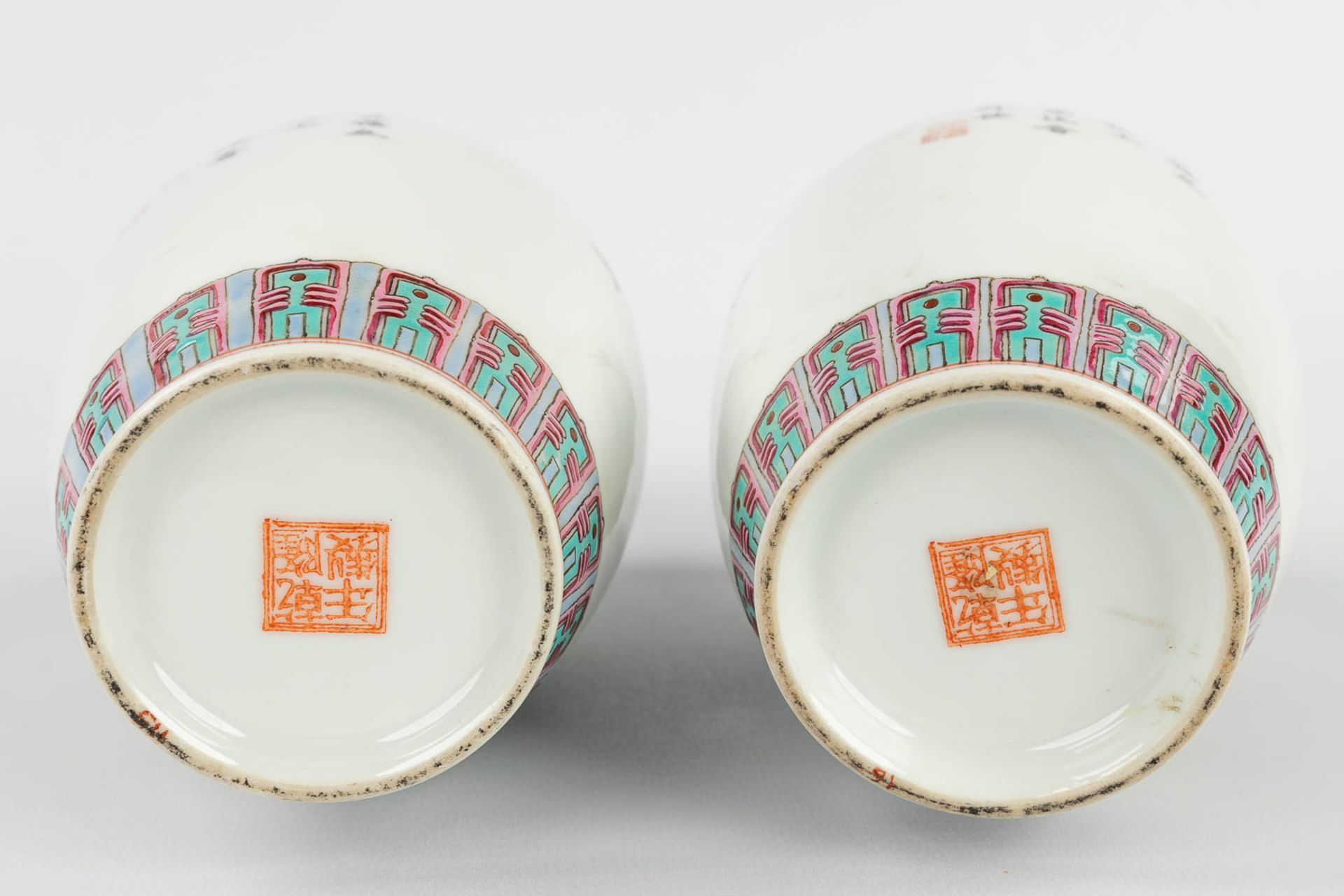 A pair of young Chinese vases decorated with fauna and flora. 20th C. (H:17,5 cm) - Bild 8 aus 14