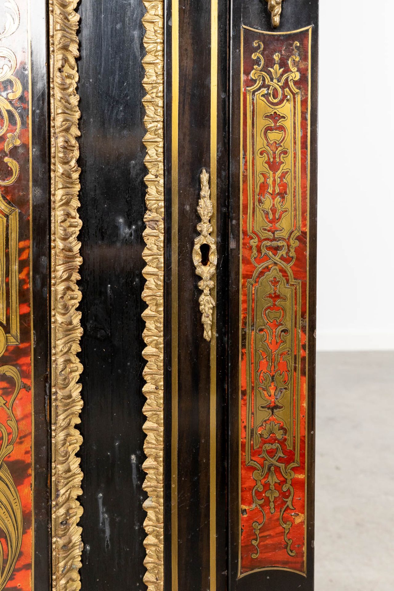 An antique display cabinet with boulle inlay, Napoleon 3 period (L:40 x W:70 x H:180 cm) - Image 15 of 16
