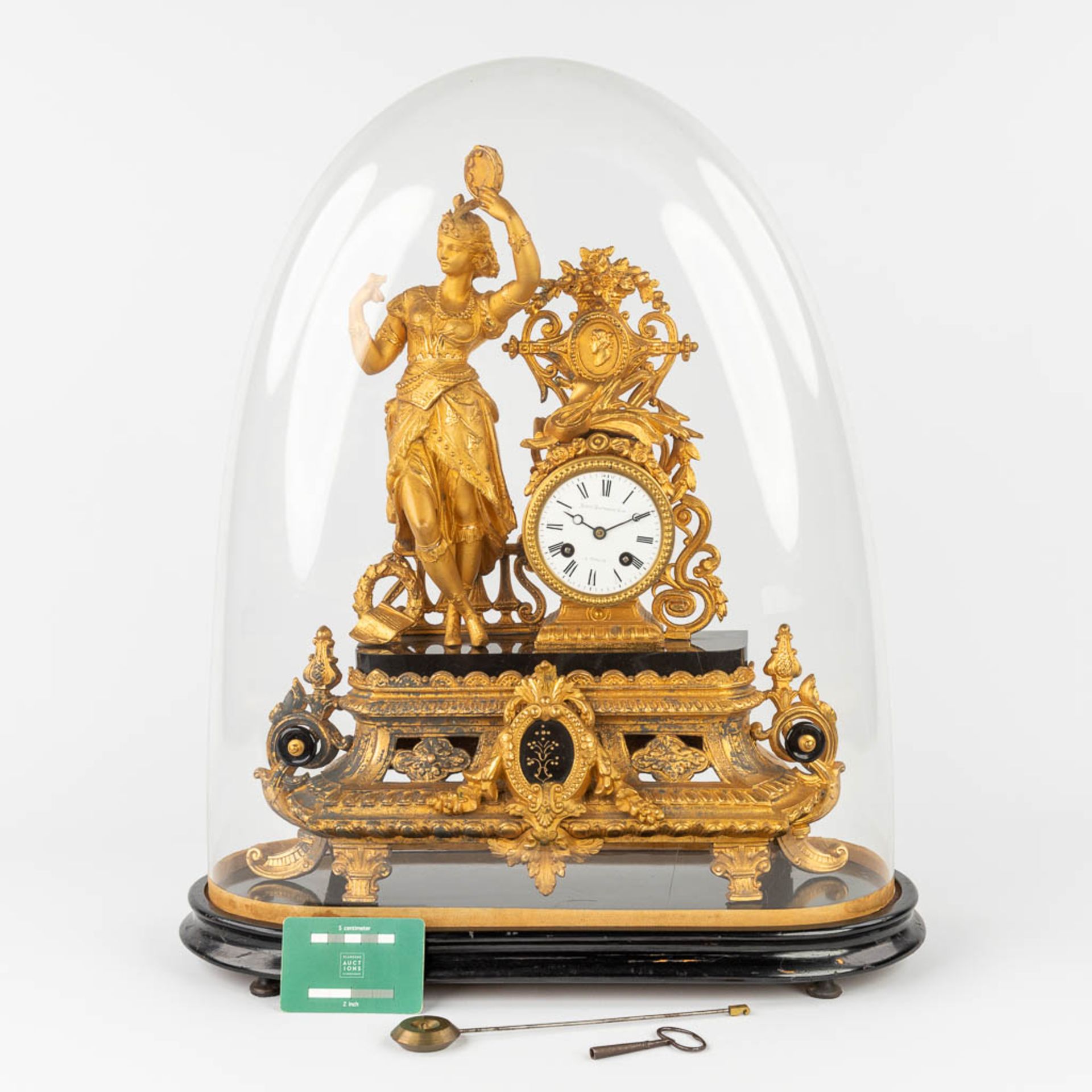 A mantle clock made of gilt spelter, standing under a glass dome. 19th C. (W:40 x H:47 cm) - Bild 2 aus 12