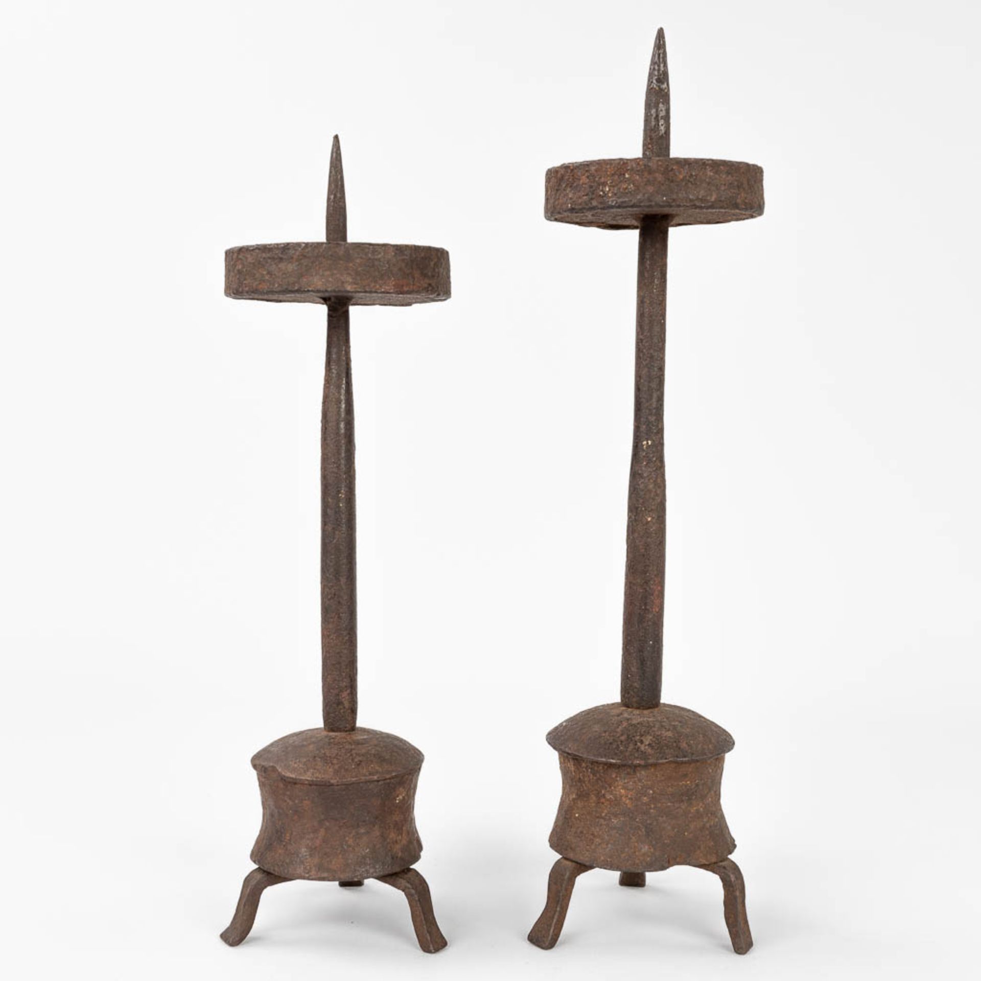 A pair of antique candlesticks made of wrought iron. Probably made in Southern Europe. (H:34 cm) - Image 7 of 16