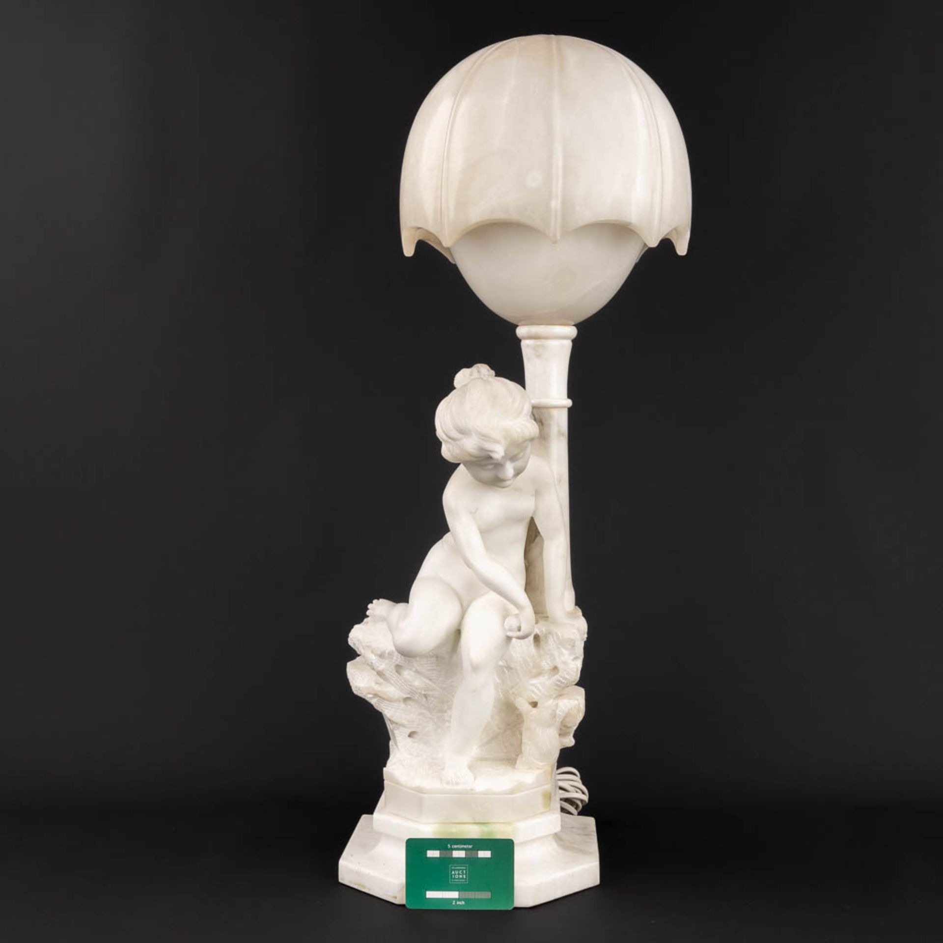 A vintage table lamp, made of sculptured alabaster. Made in Italy, 20th century. (H:71 cm) - Image 2 of 11