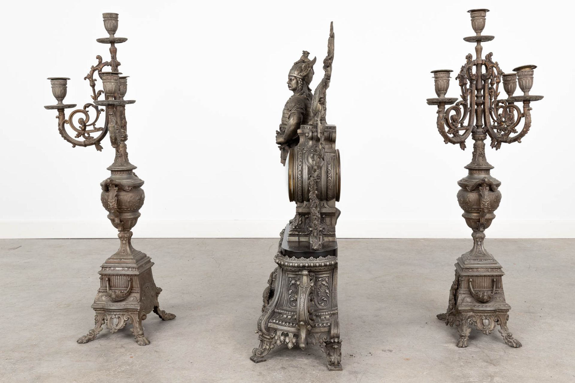 A three-piece mantle garniture clock with an 'Ambiorix' figurine, made of spelter. (L:19 x W:49 x H - Bild 7 aus 16