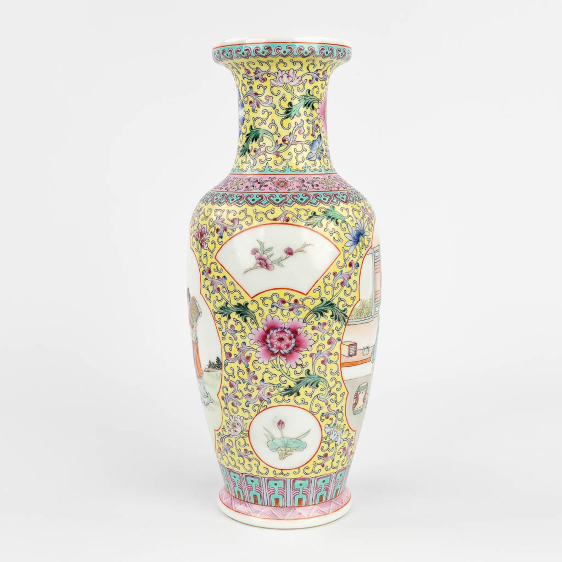 A Chinese vase with Famille rose decor. 20th C. (H:30,5 cm) - Bild 4 aus 15