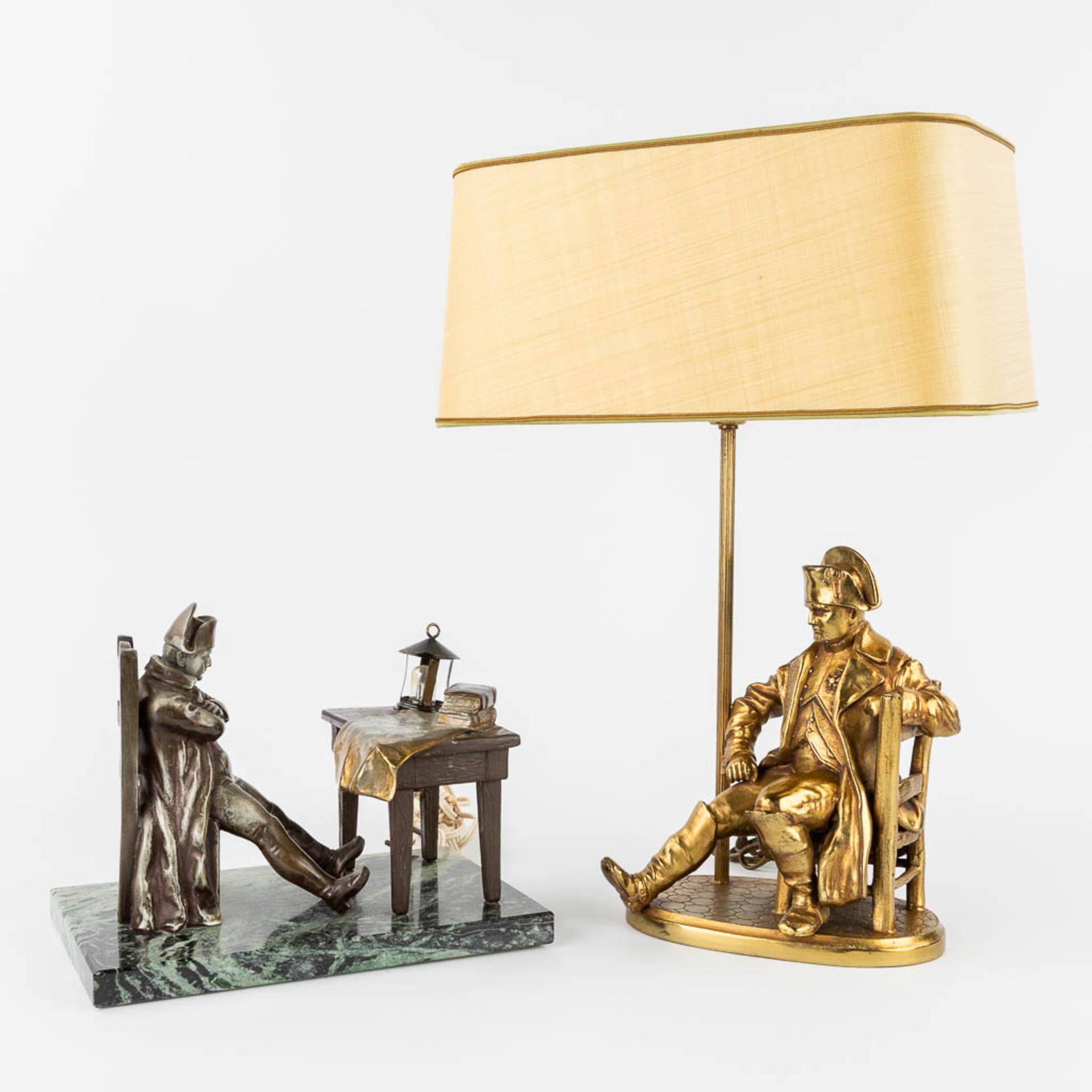 A collection of 2 table lamps with statues of Napoleon Bonaparte. (H:38 cm)